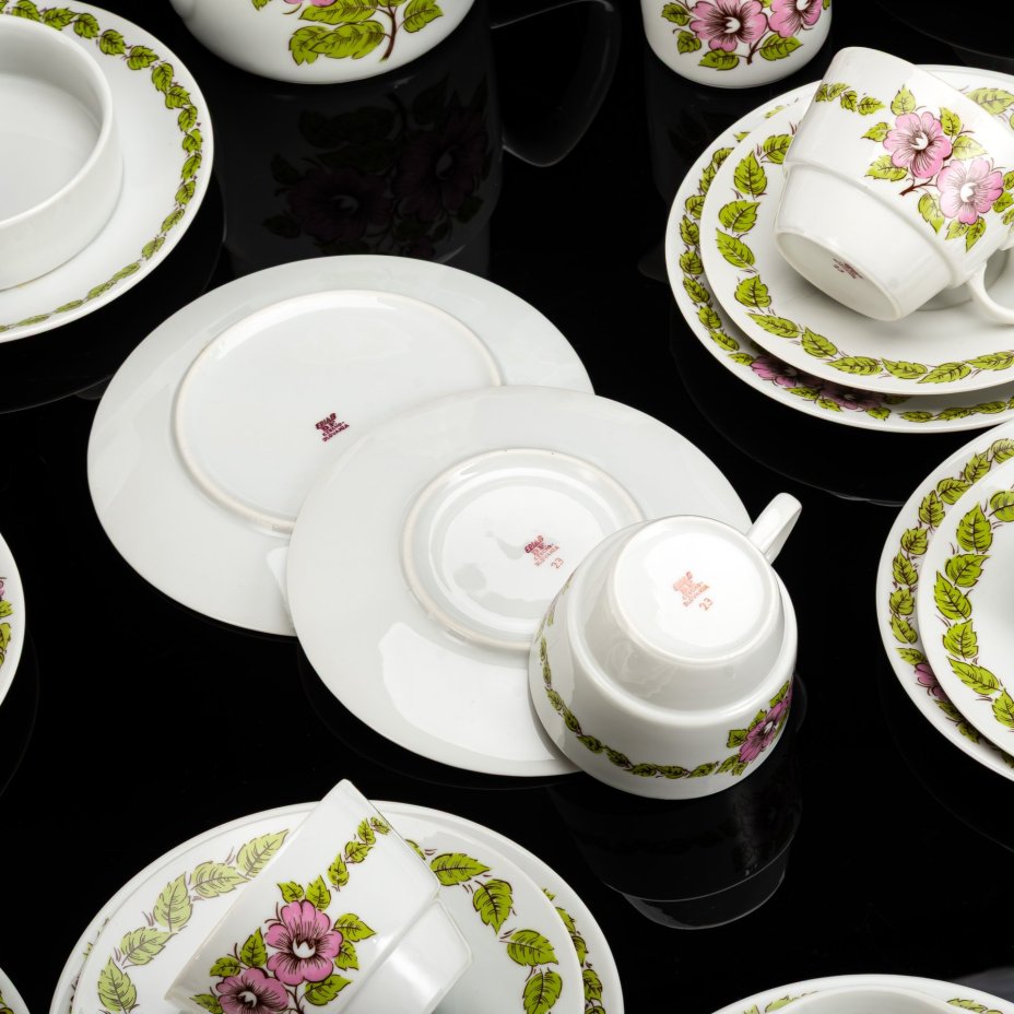Сервиз чайный с цветочным декором на 12 персон (40 предметов)