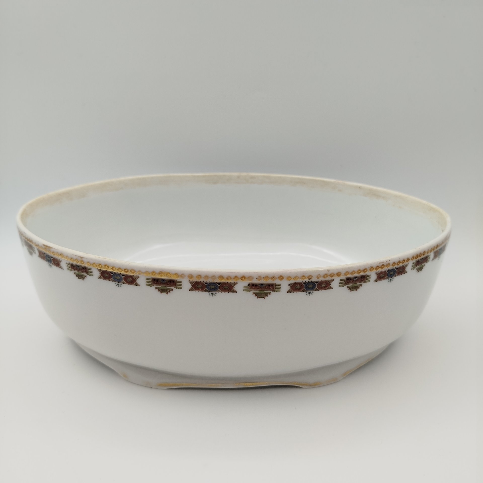 Террина с орнаментальным декором (без крышки), фарфор, деколь, золочение, Товарищество М.С. Кузнецова, Российская империя, 1880-1917 гг.