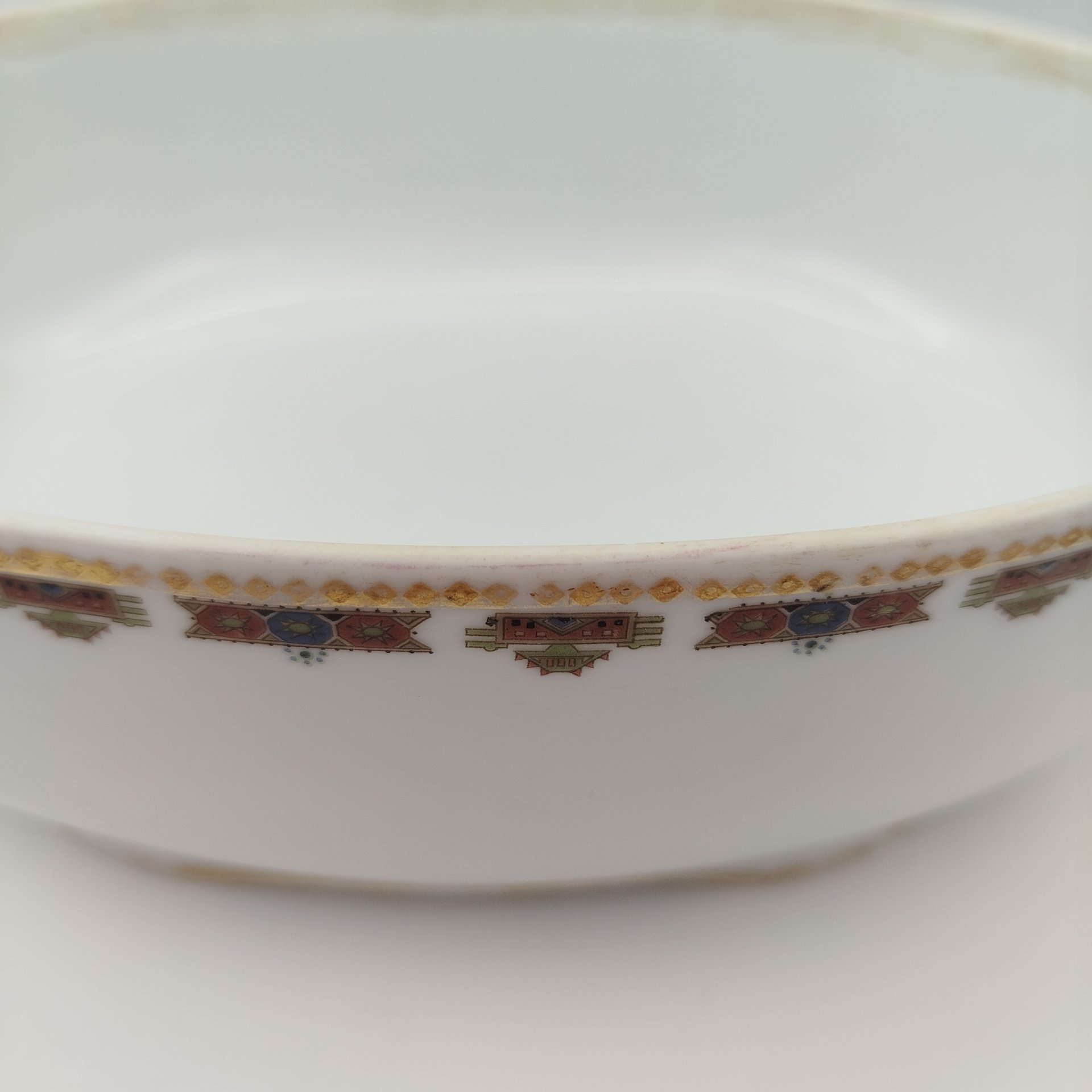 Террина с орнаментальным декором (без крышки), фарфор, деколь, золочение, Товарищество М.С. Кузнецова, Российская империя, 1880-1917 гг.