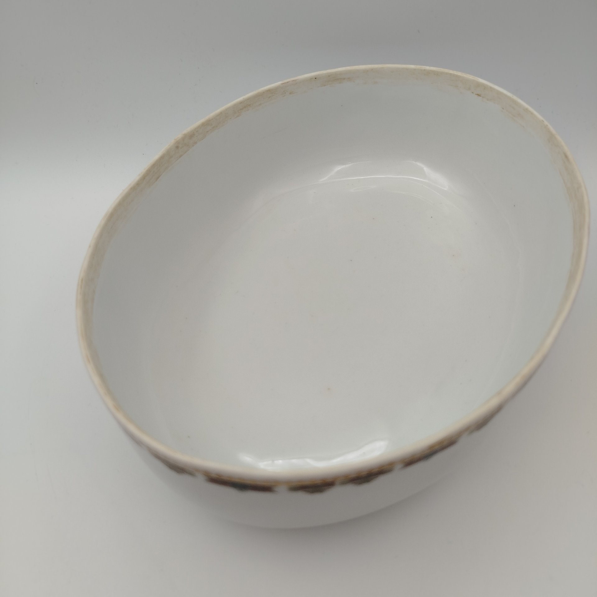 Террина с орнаментальным декором (без крышки), фарфор, деколь, золочение, Товарищество М.С. Кузнецова, Российская империя, 1880-1917 гг.