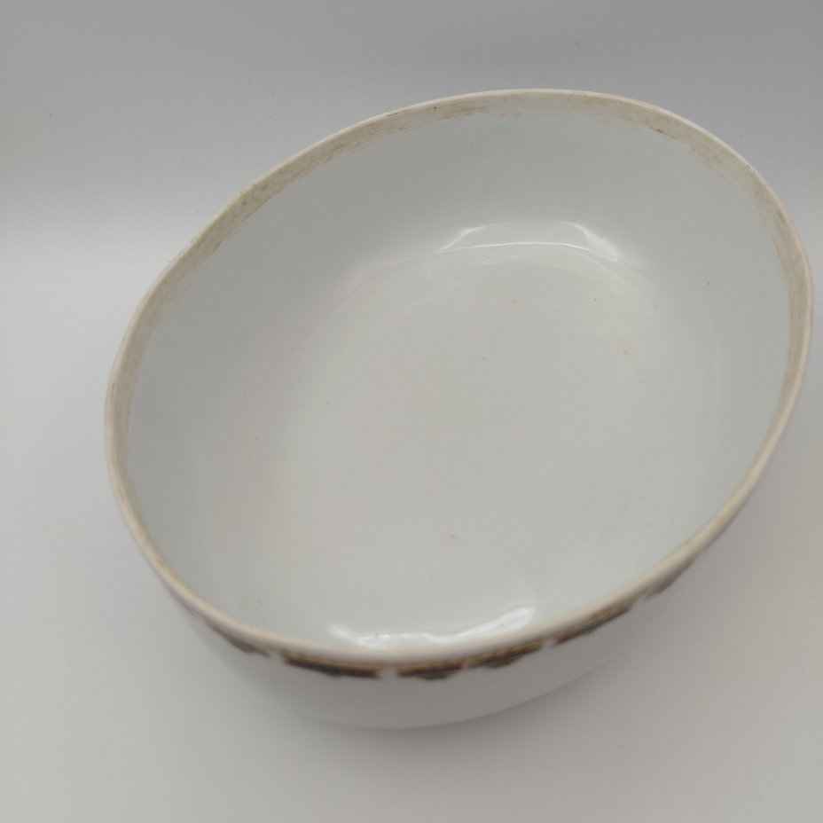 Террина с орнаментальным декором (без крышки), фарфор, деколь, золочение, Товарищество М.С. Кузнецова, Российская империя, 1880-1917 гг.