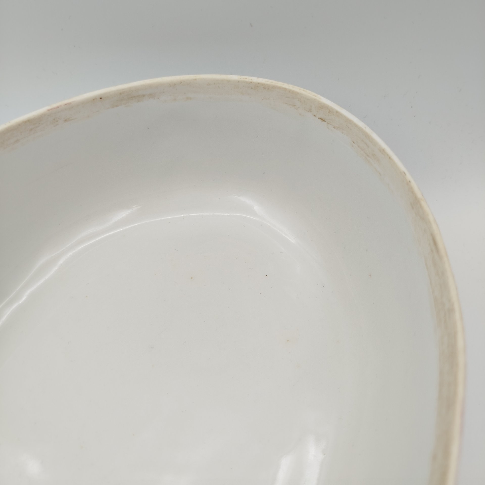 Террина с орнаментальным декором (без крышки), фарфор, деколь, золочение, Товарищество М.С. Кузнецова, Российская империя, 1880-1917 гг.