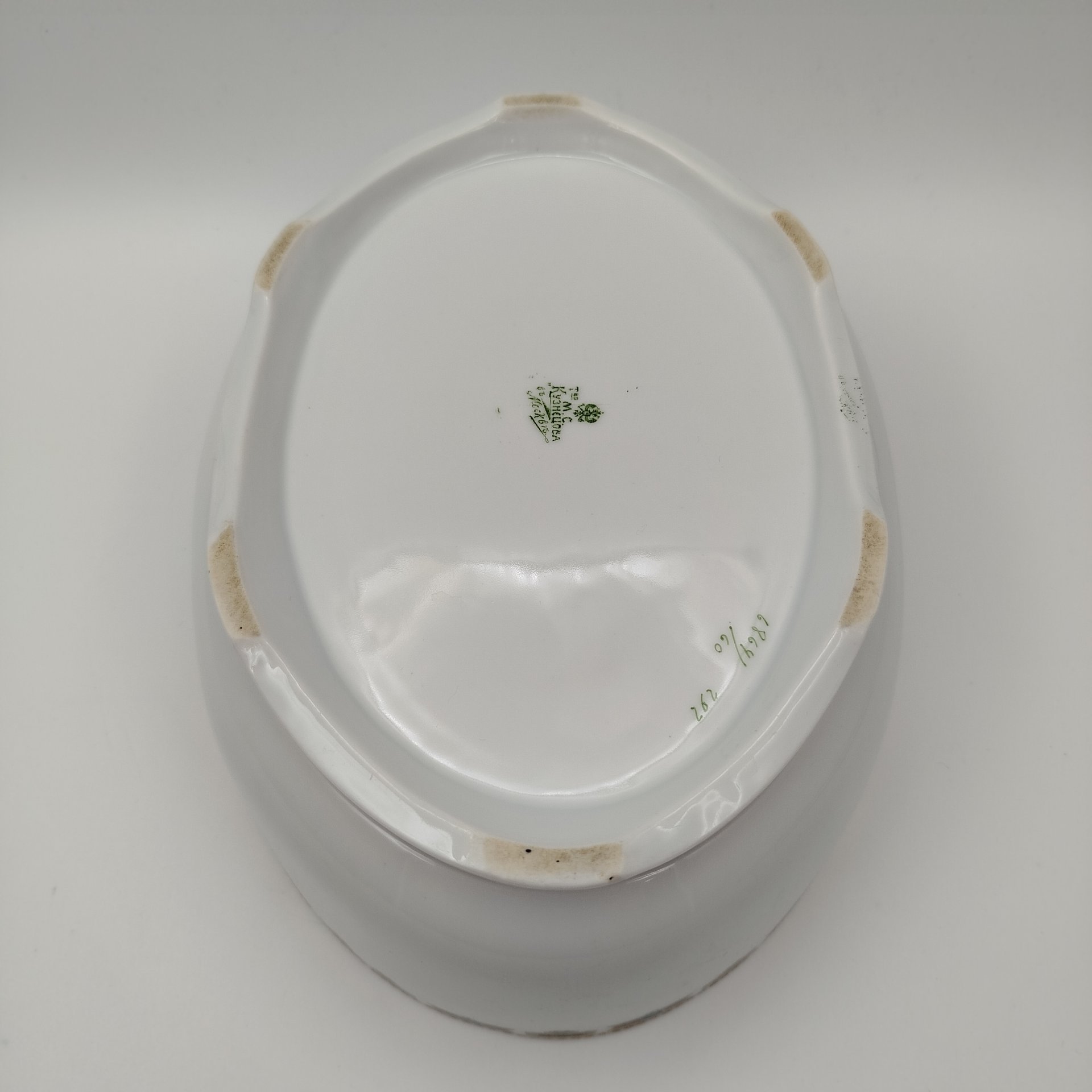 Террина с орнаментальным декором (без крышки), фарфор, деколь, золочение, Товарищество М.С. Кузнецова, Российская империя, 1880-1917 гг.