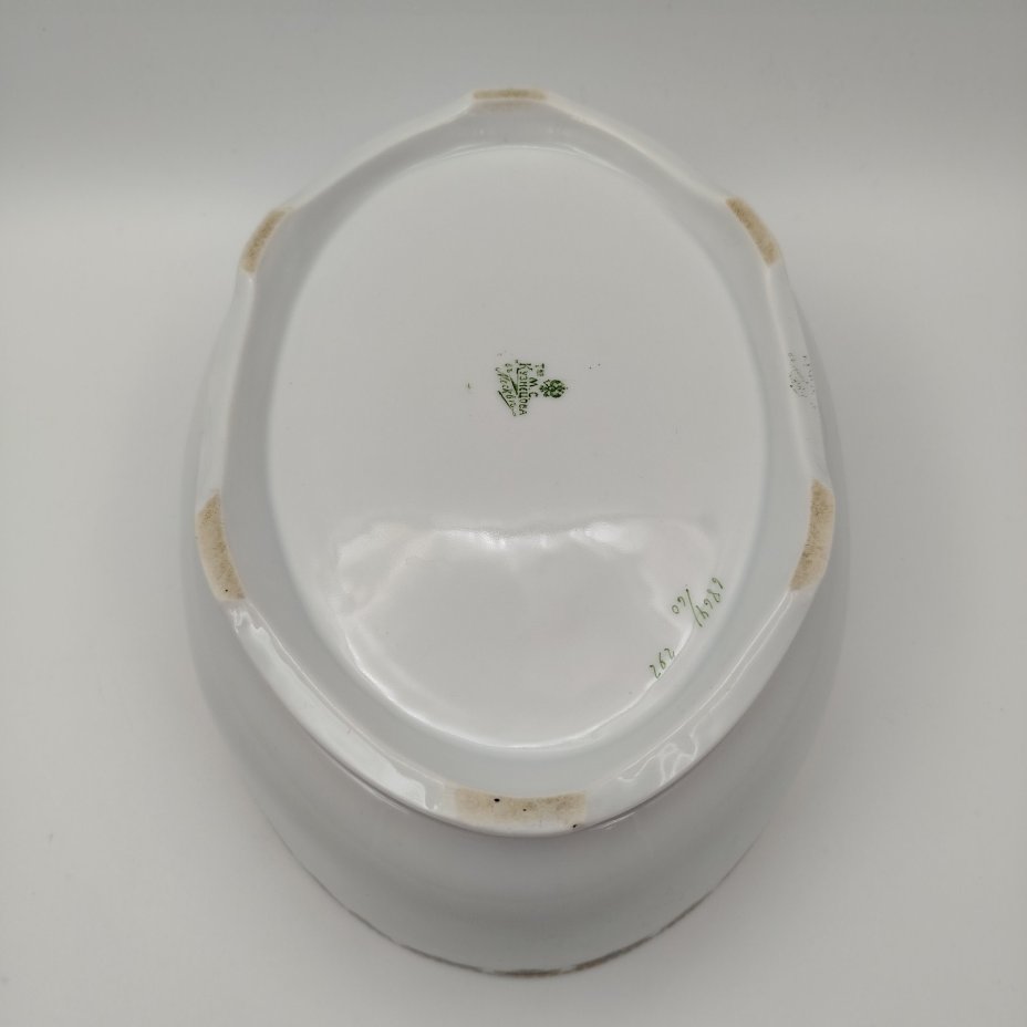 Террина с орнаментальным декором (без крышки), фарфор, деколь, золочение, Товарищество М.С. Кузнецова, Российская империя, 1880-1917 гг.