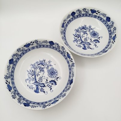 Пара глубоких блюд "Луковый узор" (одно со сколом), "Bohemia inglazed", фарфор, деколь, Чехословакия, 1970-1990 гг.