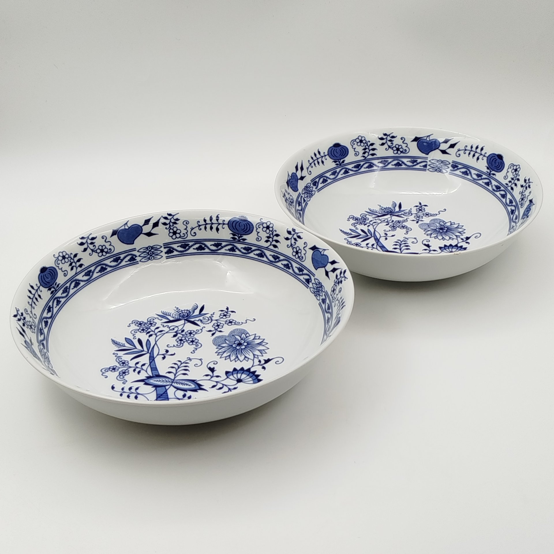 Пара глубоких блюд "Луковый узор" (одно со сколом), "Bohemia inglazed", фарфор, деколь, Чехословакия, 1970-1990 гг.
