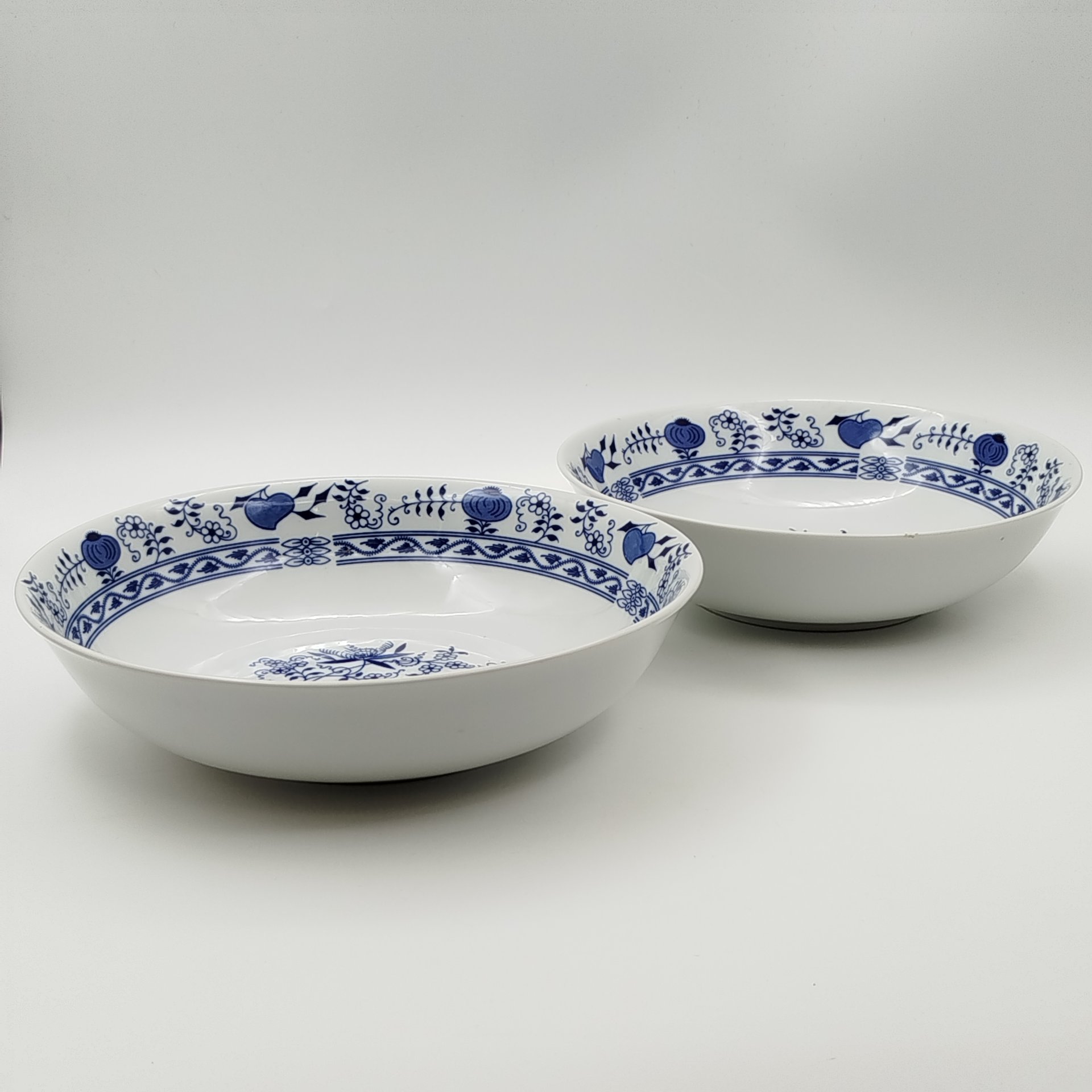 Пара глубоких блюд "Луковый узор" (одно со сколом), "Bohemia inglazed", фарфор, деколь, Чехословакия, 1970-1990 гг.