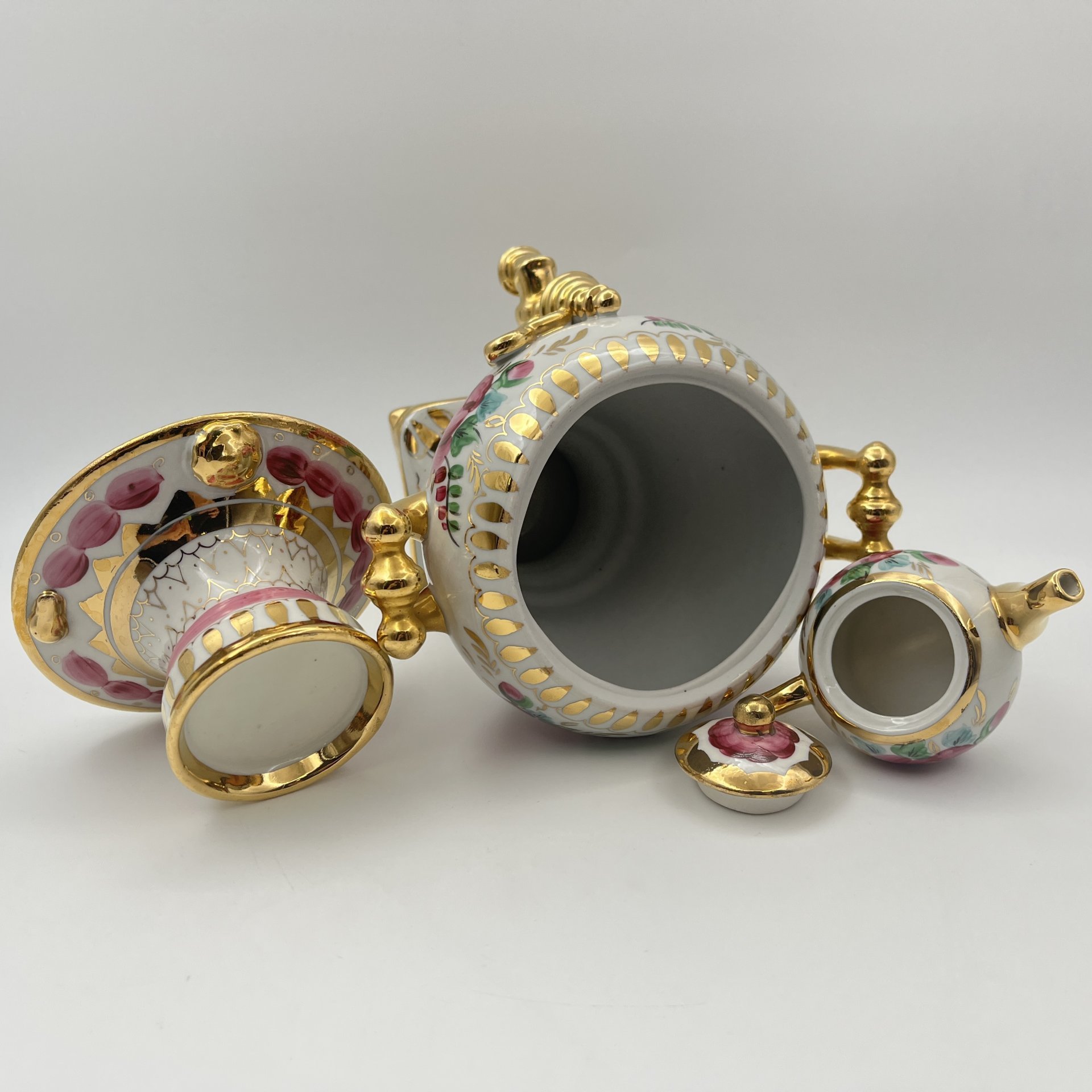 Статуэтка "Самовар с заварочным чайником", фарфор, роспись, золочение, Объединение «Гжель», СССР, 1972-1985 гг.