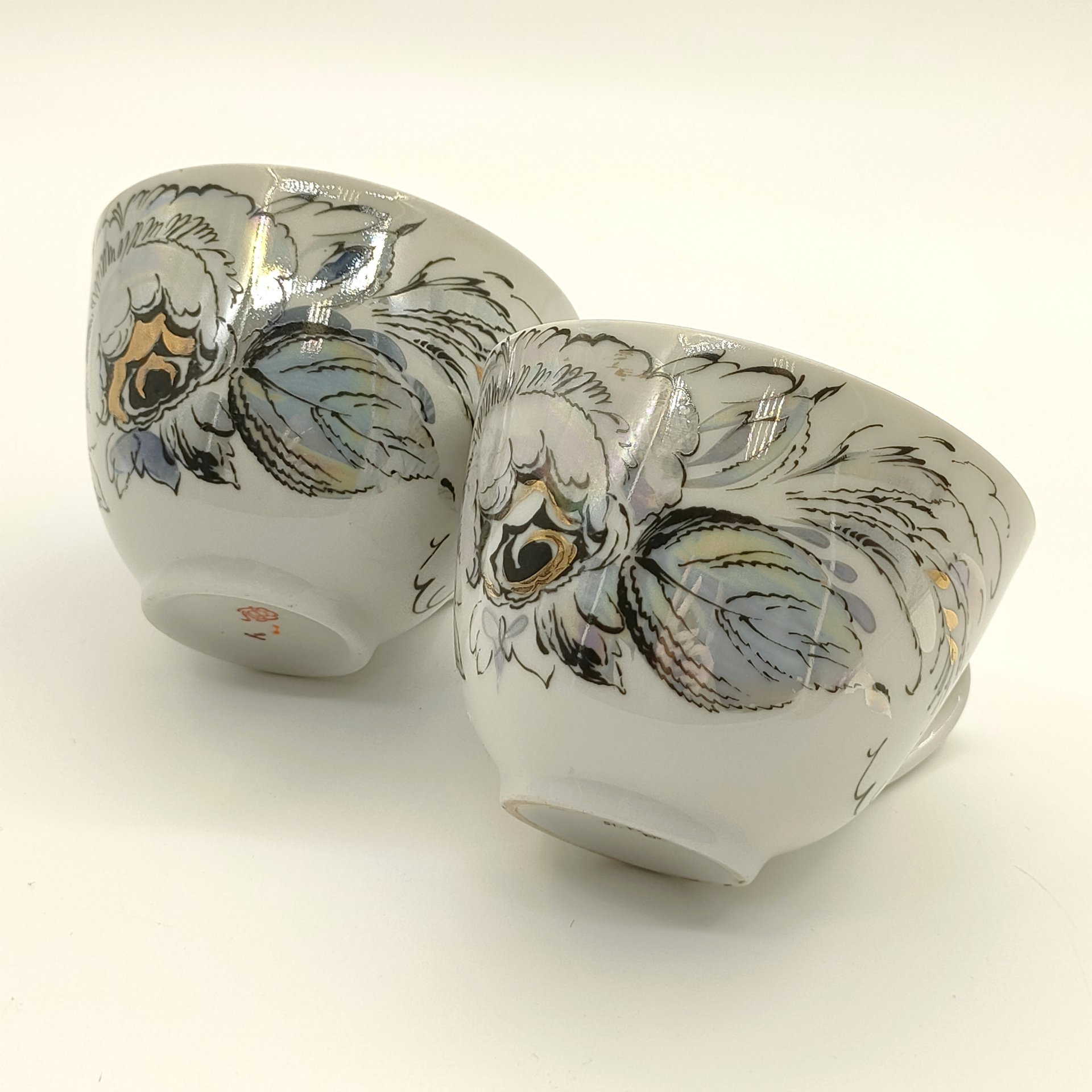 Пара чашек из сервиза "Жемчужный", автор формы "Весенняя" Яковлева С.Е., автор рисунка Семенова А.Н., фарфор, деколь, люстр, золочение, Ленинградский фарфоровый завод (ЛФЗ), СССР, 1980-2012 гг.