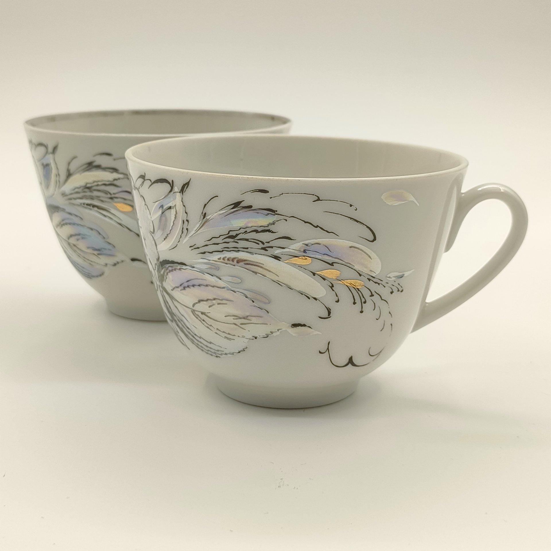 Пара чашек из сервиза "Жемчужный", автор формы "Весенняя" Яковлева С.Е., автор рисунка Семенова А.Н., фарфор, деколь, люстр, золочение, Ленинградский фарфоровый завод (ЛФЗ), СССР, 1980-2012 гг.