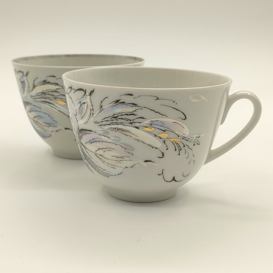 Пара чашек из сервиза "Жемчужный", автор формы "Весенняя" Яковлева С.Е., автор рисунка Семенова А.Н., фарфор, деколь, люстр, золочение, Ленинградский фарфоровый завод (ЛФЗ), СССР, 1980-2012 гг.