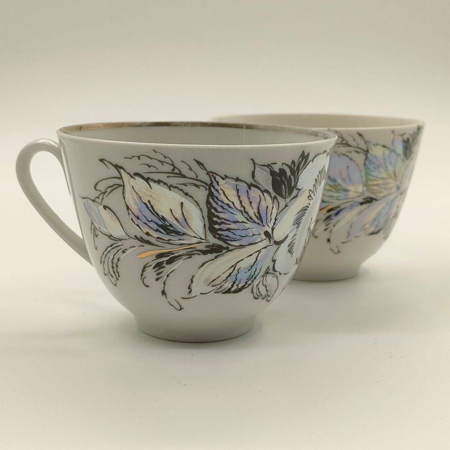 Пара чашек из сервиза "Жемчужный", автор формы "Весенняя" Яковлева С.Е., автор рисунка Семенова А.Н., фарфор, деколь, люстр, золочение, Ленинградский фарфоровый завод (ЛФЗ), СССР, 1980-2012 гг.
