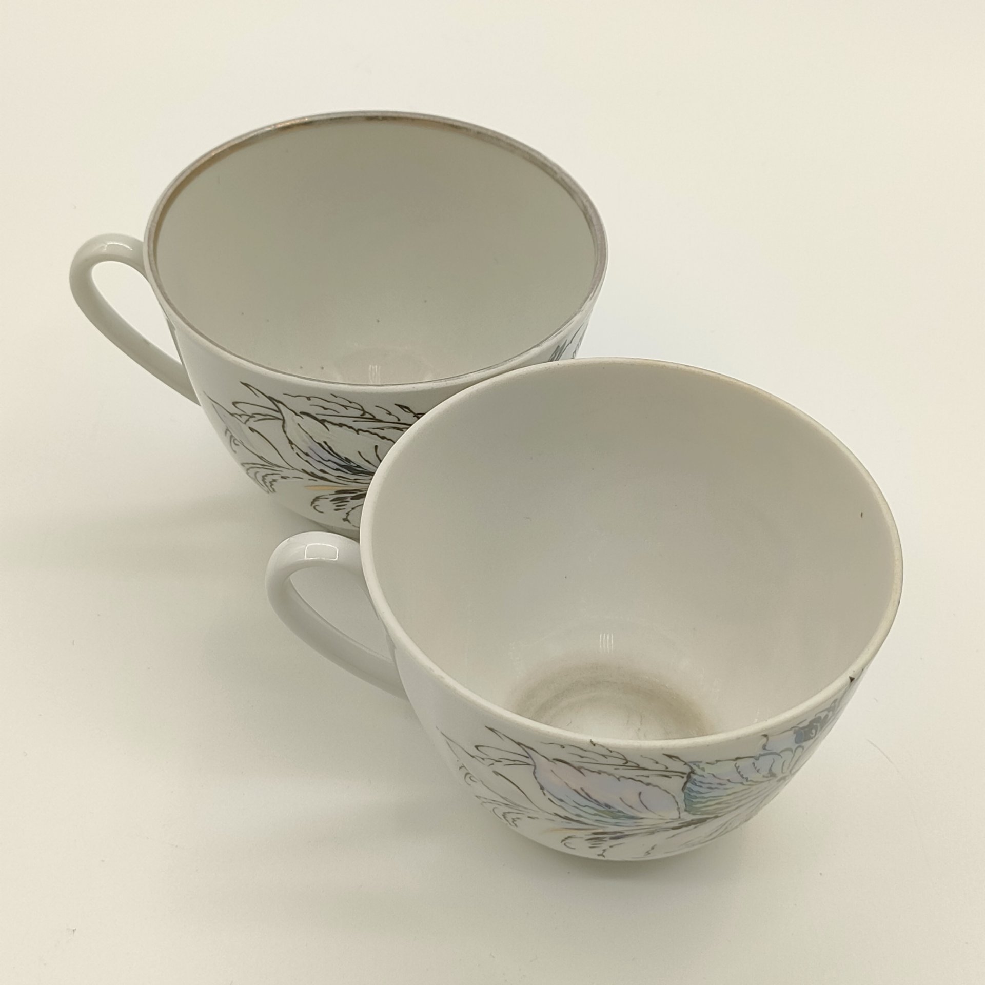 Пара чашек из сервиза "Жемчужный", автор формы "Весенняя" Яковлева С.Е., автор рисунка Семенова А.Н., фарфор, деколь, люстр, золочение, Ленинградский фарфоровый завод (ЛФЗ), СССР, 1980-2012 гг.