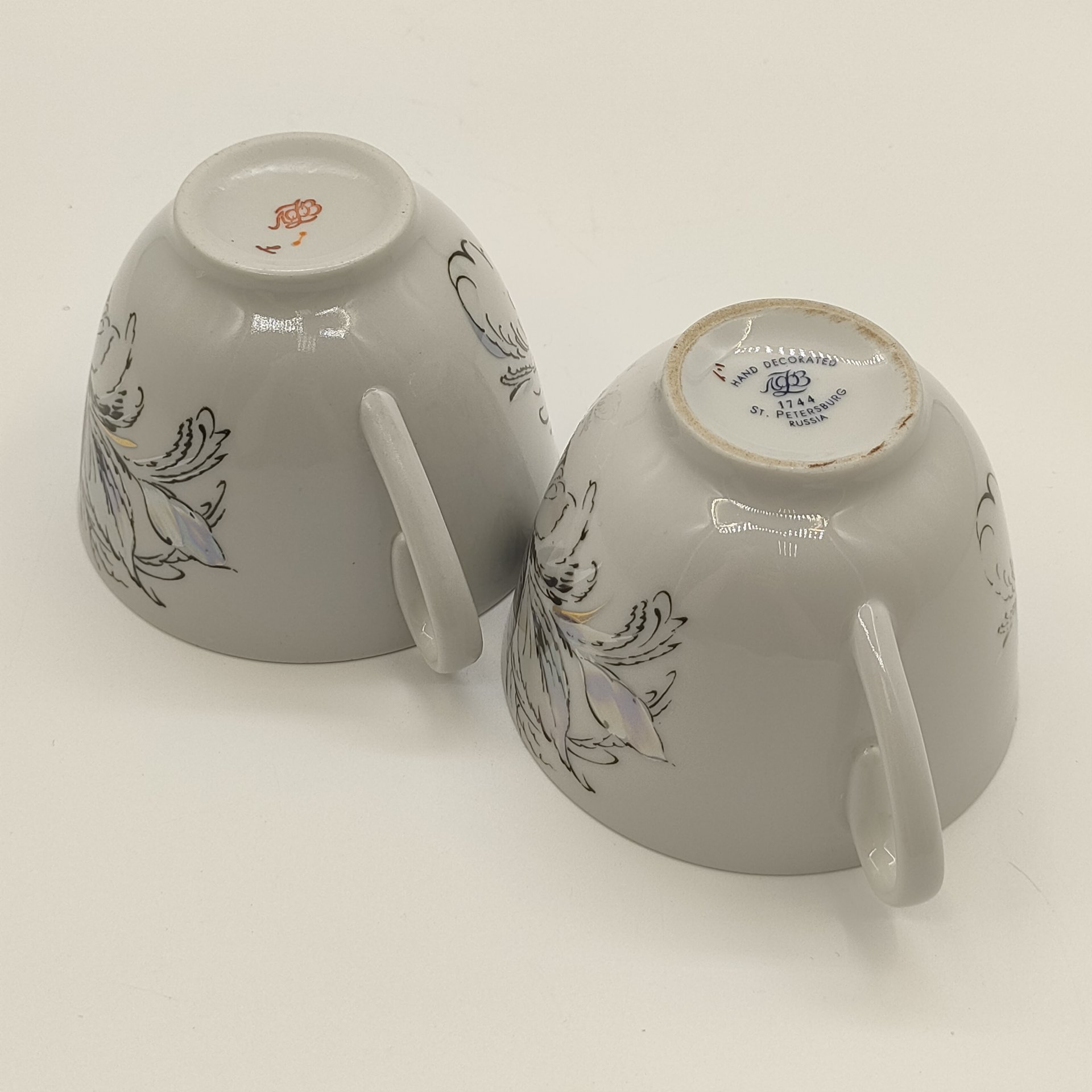Пара чашек из сервиза "Жемчужный", автор формы "Весенняя" Яковлева С.Е., автор рисунка Семенова А.Н., фарфор, деколь, люстр, золочение, Ленинградский фарфоровый завод (ЛФЗ), СССР, 1980-2012 гг.