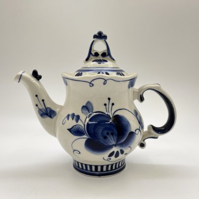 Чайник заварочный с флористическим декором, фарфор, роспись, Объединение «Гжель», СССР, 1986-1991 гг.