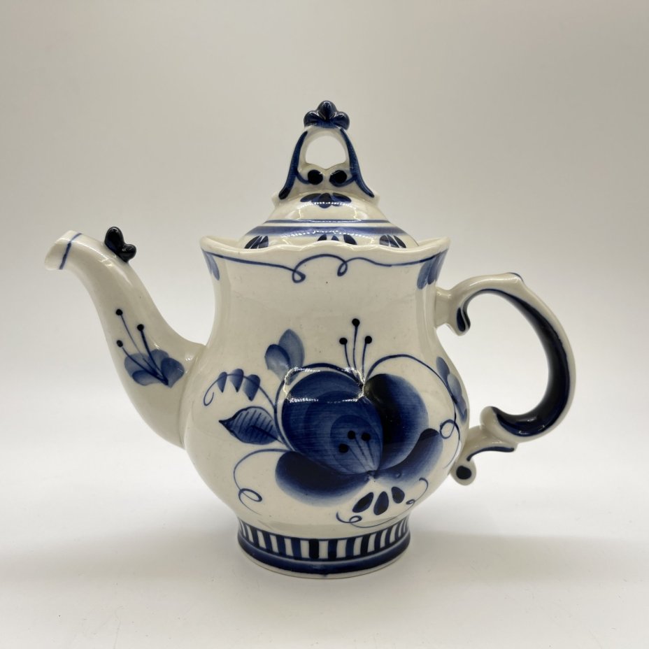 Чайник заварочный с флористическим декором, фарфор, роспись, Объединение «Гжель», СССР, 1986-1991 гг.