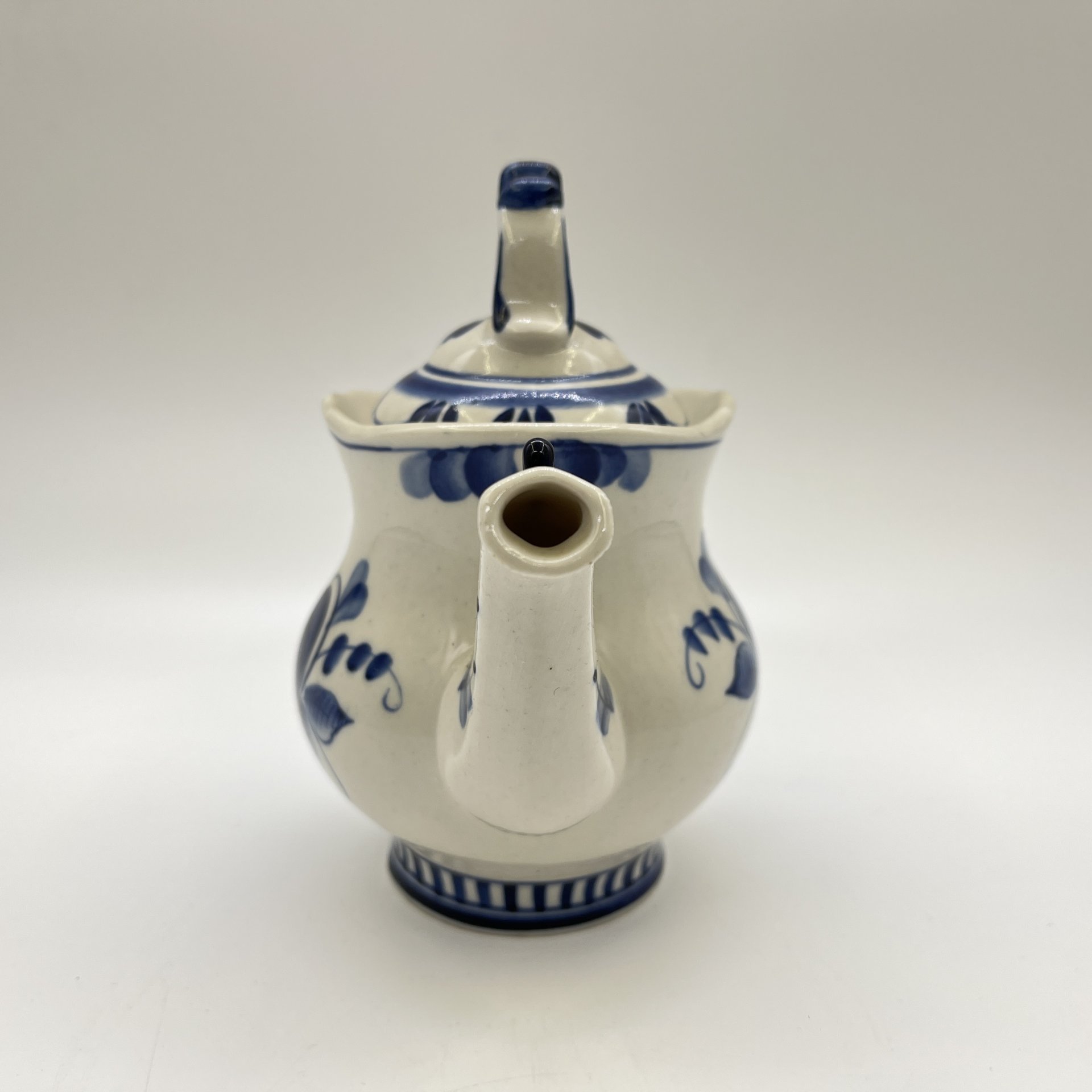 Чайник заварочный с флористическим декором, фарфор, роспись, Объединение «Гжель», СССР, 1986-1991 гг.