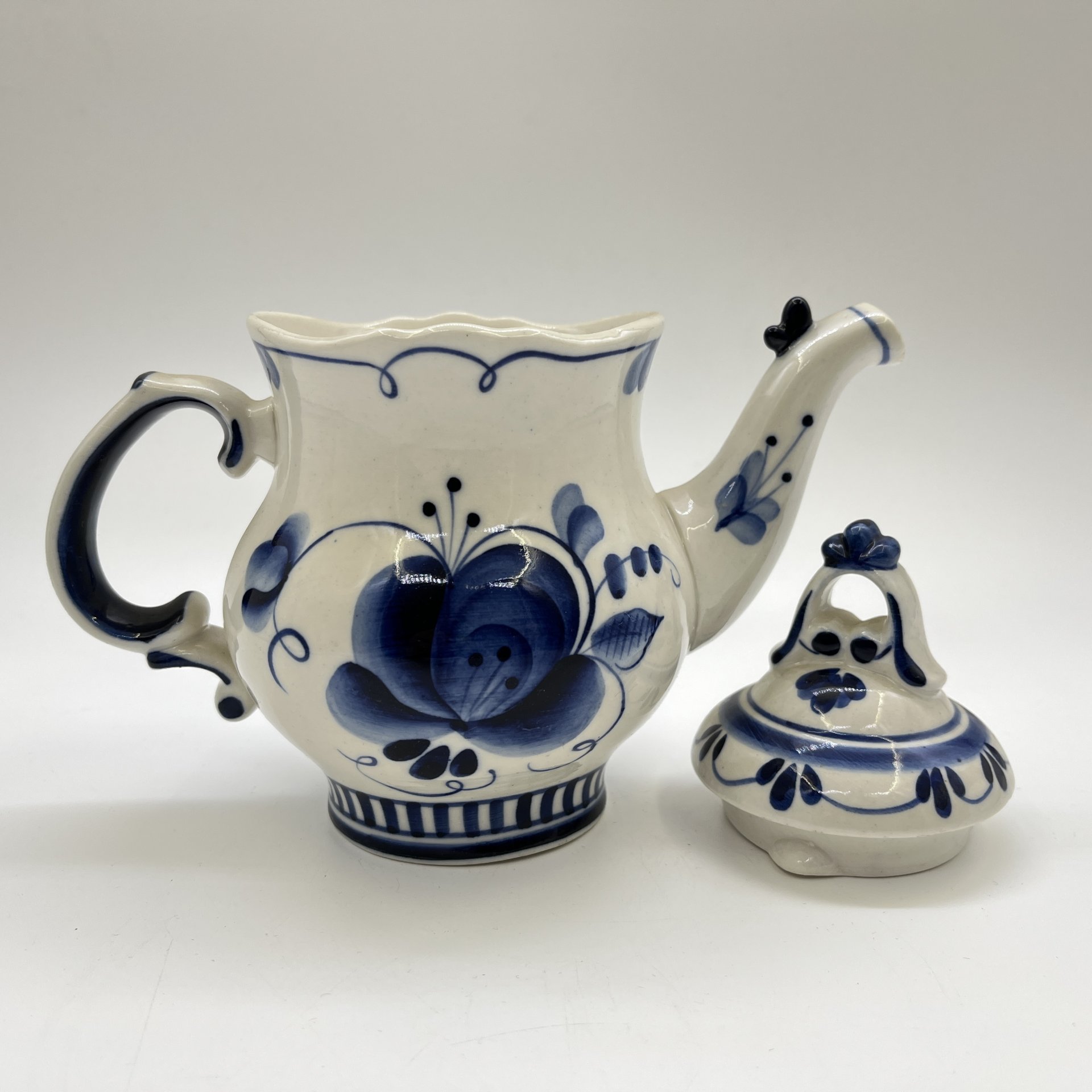 Чайник заварочный с флористическим декором, фарфор, роспись, Объединение «Гжель», СССР, 1986-1991 гг.