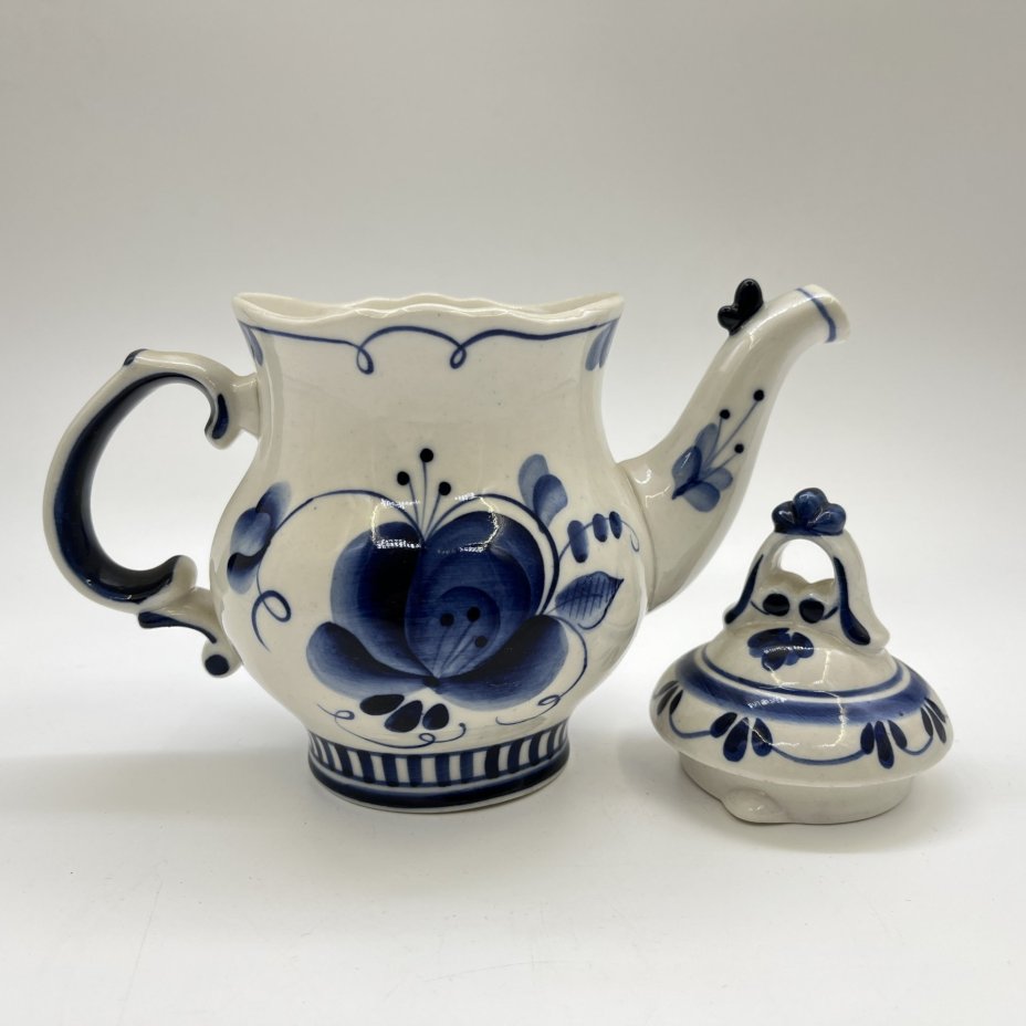 Чайник заварочный с флористическим декором, фарфор, роспись, Объединение «Гжель», СССР, 1986-1991 гг.