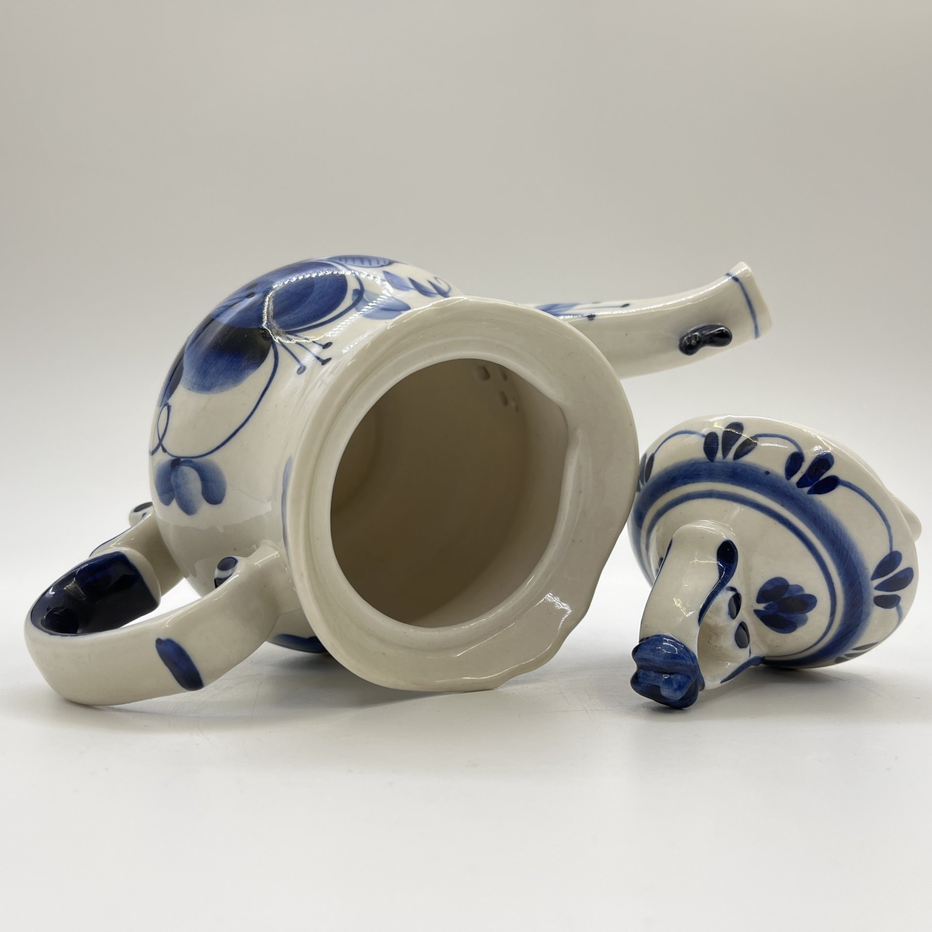 Чайник заварочный с флористическим декором, фарфор, роспись, Объединение «Гжель», СССР, 1986-1991 гг.