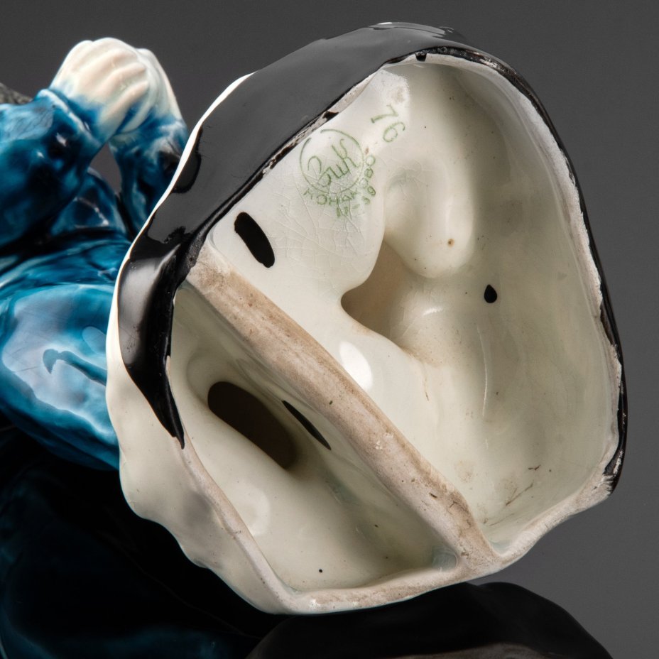 Статуэтка «Мальчик со снежком», скульптор М. П. Холодная, фаянс, роспись, Конаковский фаянсовый завод им. М.И. Калинина (ЗиК Конаково), СССР, 1959 г.