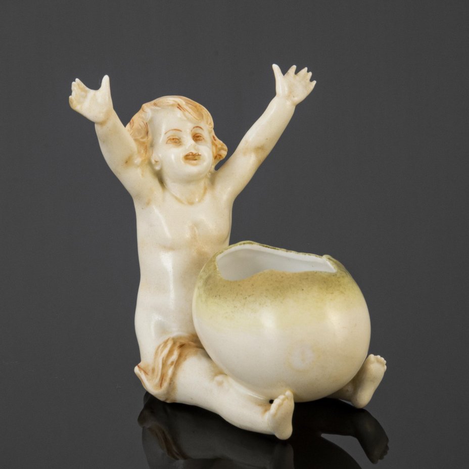 Статуэтка "Путти с яйцом" (миниатюрная ваза), фарфор, роспись, Западная Европа, 1900-1930 гг.