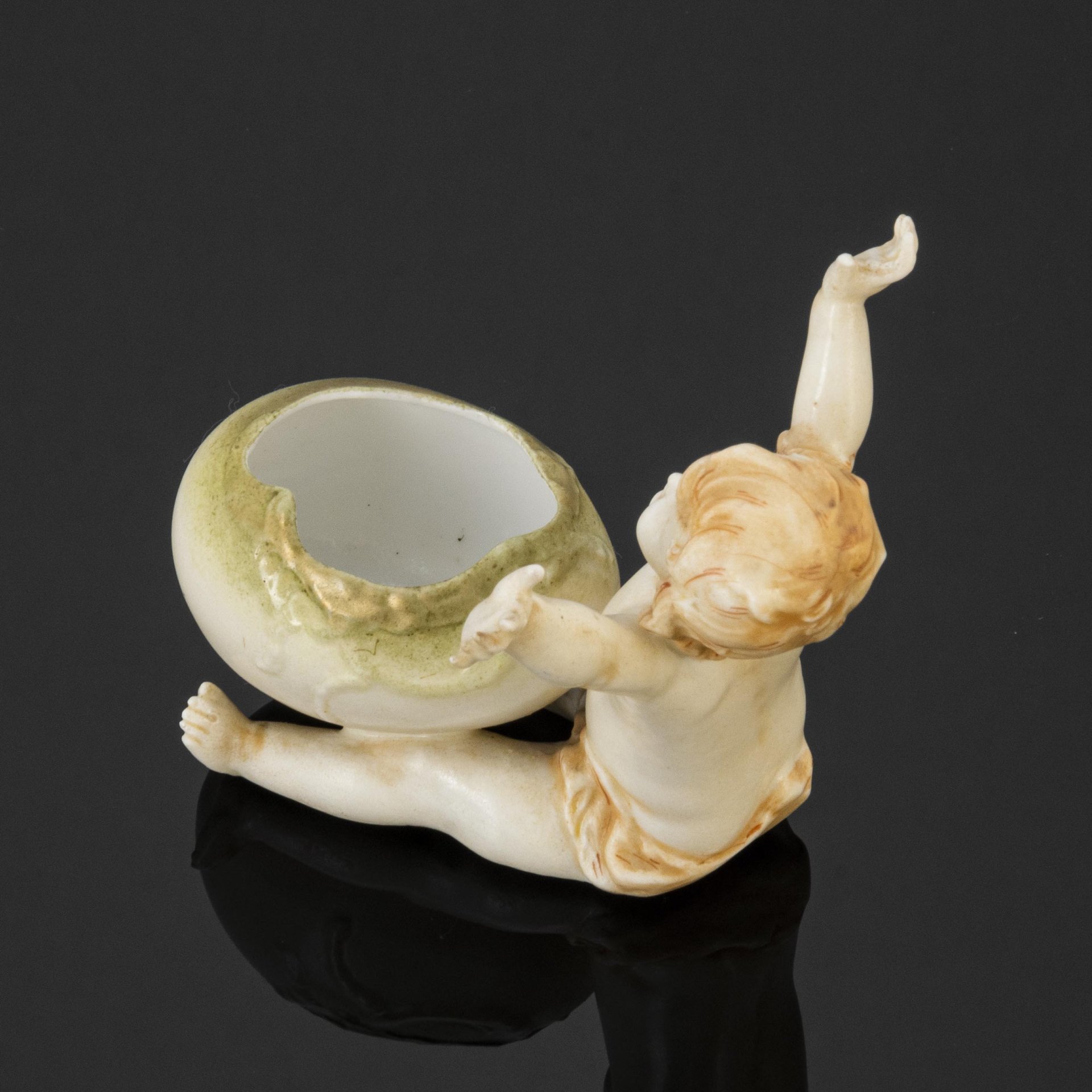 Статуэтка "Путти с яйцом" (миниатюрная ваза), фарфор, роспись, Западная Европа, 1900-1930 гг.