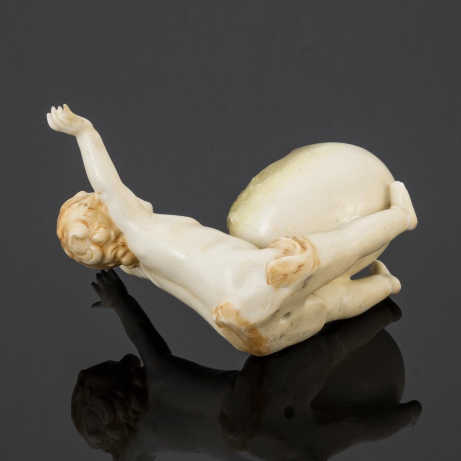 Статуэтка "Путти с яйцом" (миниатюрная ваза)