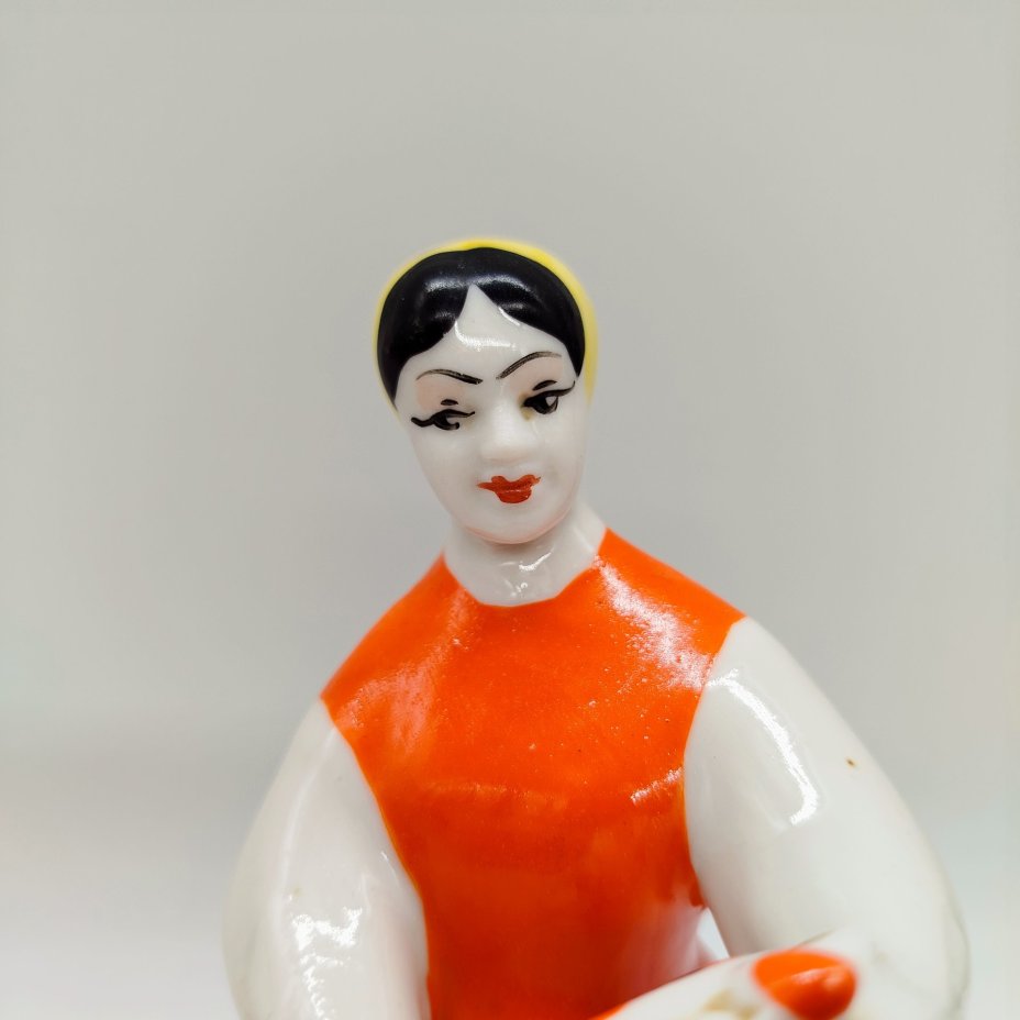 Статуэтка "Девушка с куманцом" ("Девушка с кумганом"), автор Н. Ф. Бобик