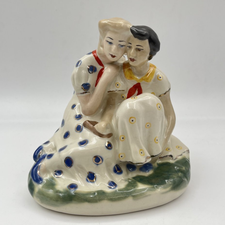 Статуэтка "Подруги", фарфор, роспись, Городницкий фарфоровый завод, СССР, 1950-1960 гг.