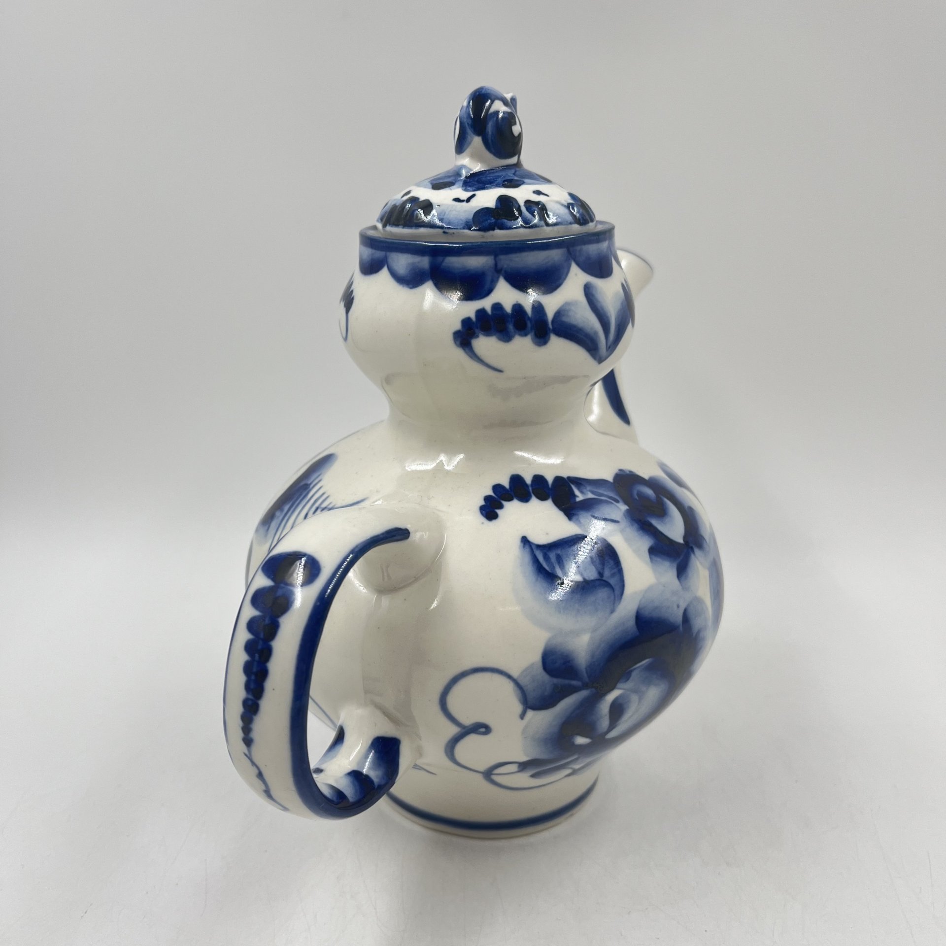 Доливной чайник с цветочным декором (крышка в подборе), фарфор, роспись, Речицкий фарфоровый завод (Гжель), СССР, 1970-1980 гг., Речицкий фарфоровый завод (Гжель)