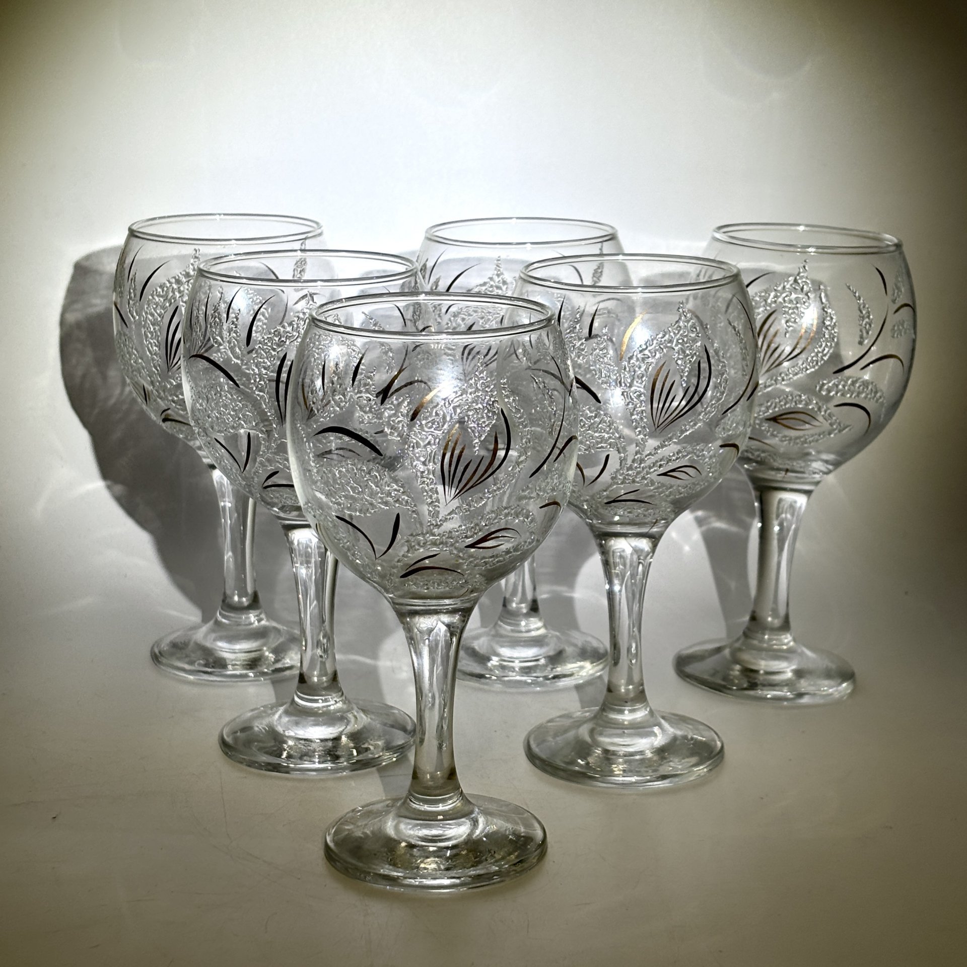 Набор винных бокалов на 6 персон, украшенных растительным декором, стекло, золочение, Российская Федерация, 2000-2010 гг.