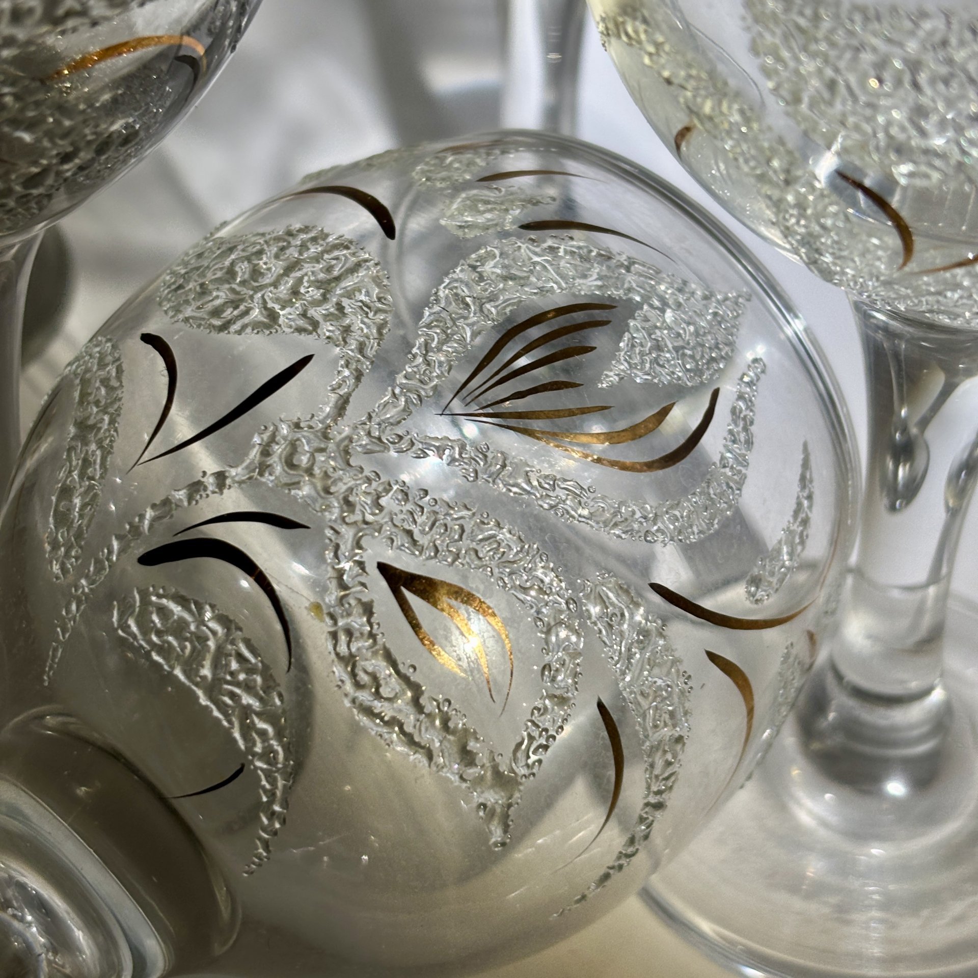 Набор винных бокалов на 6 персон, украшенных растительным декором, стекло, золочение, Российская Федерация, 2000-2010 гг.