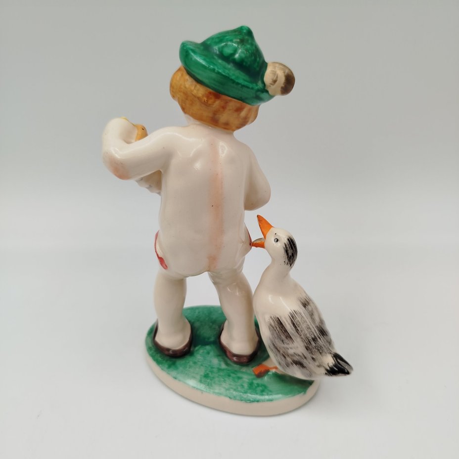 Статуэтка "Мальчик с гусем", фаянс, роспись, Hertwig & Co., Германия, 1941-1958 гг.