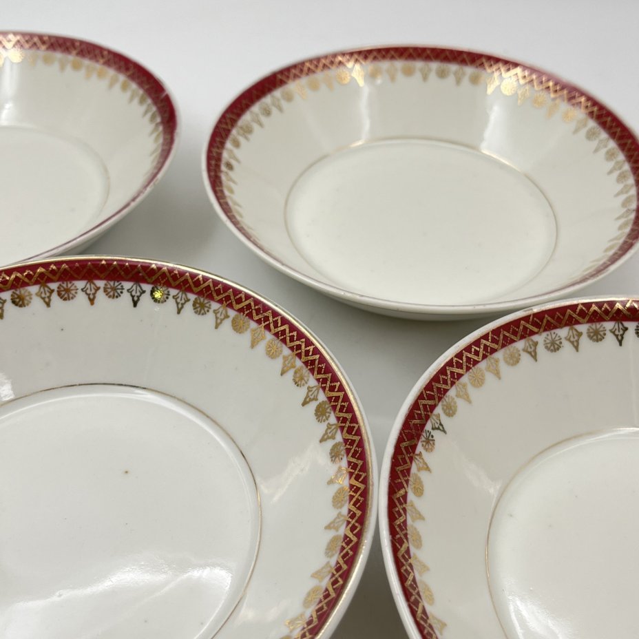 Набор из четырех десертных тарелочек (розеток) с орнаментальной каймой, клеймо «Новгубфарфор», фарфор, обводка, золочение, Завод «Красный фарфорист» (Чудово, Грузинская фарфорово-фаянсовая фабрика), СССР, 1923-1927 гг.