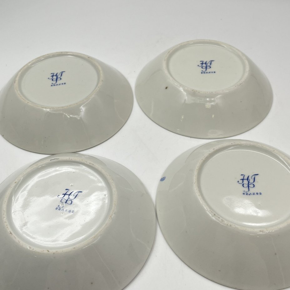 Набор из четырех десертных тарелочек (розеток) с орнаментальной каймой, клеймо «Новгубфарфор», фарфор, обводка, золочение, Завод «Красный фарфорист» (Чудово, Грузинская фарфорово-фаянсовая фабрика), СССР, 1923-1927 гг.