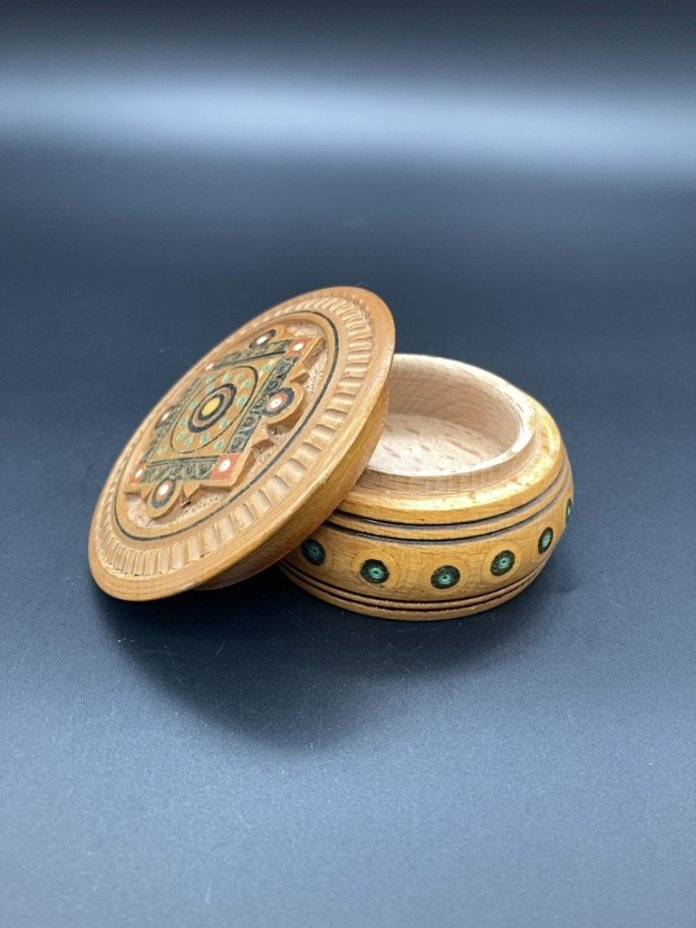 Шкатулка с резьбой