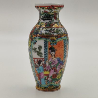 Ваза миниатюрная "Хозяйка и служанка", фарфор, полихромная роспись эмалевыми красками, золочение, Китай, 1970-1990 гг.