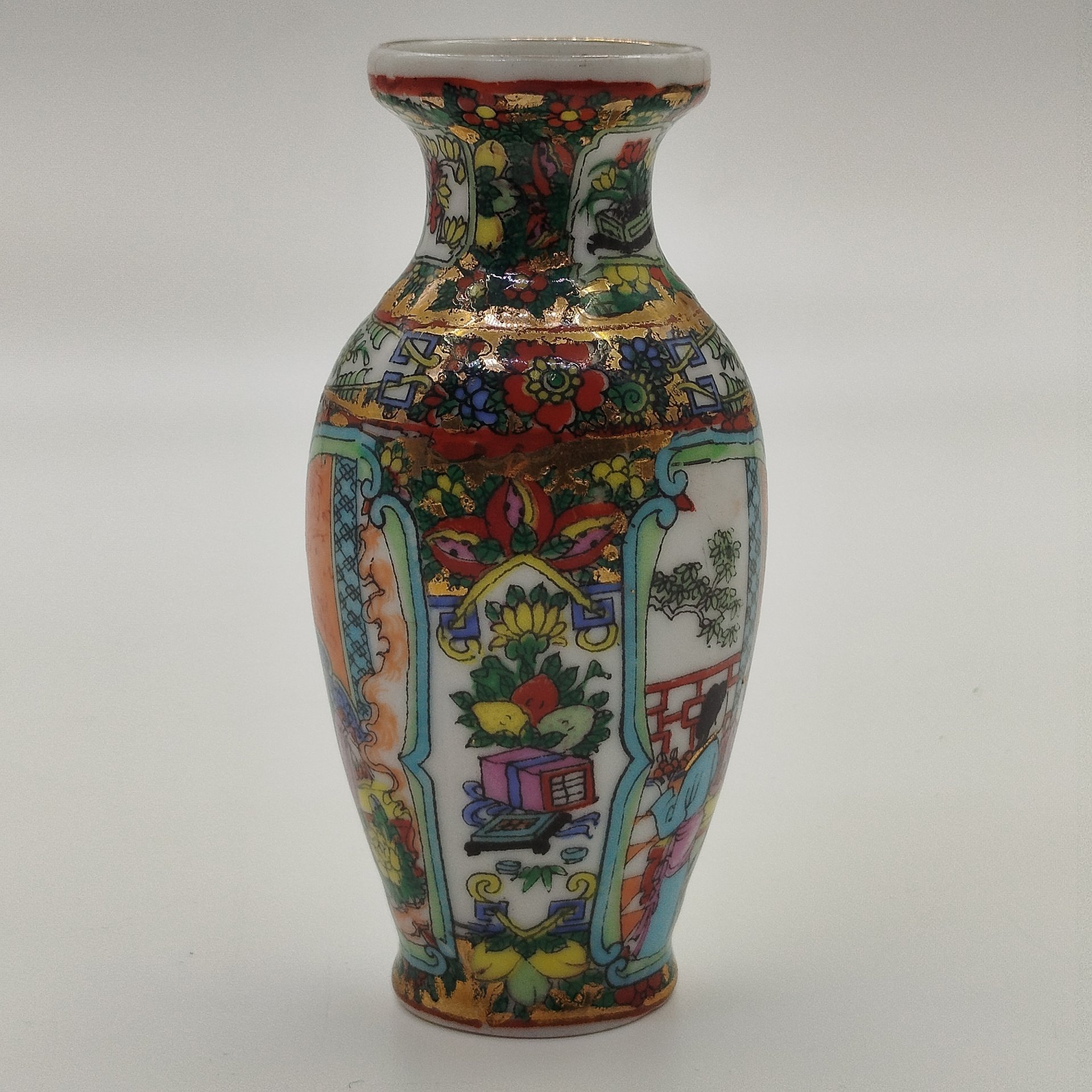 Ваза миниатюрная "Хозяйка и служанка", фарфор, полихромная роспись эмалевыми красками, золочение, Китай, 1970-1990 гг.