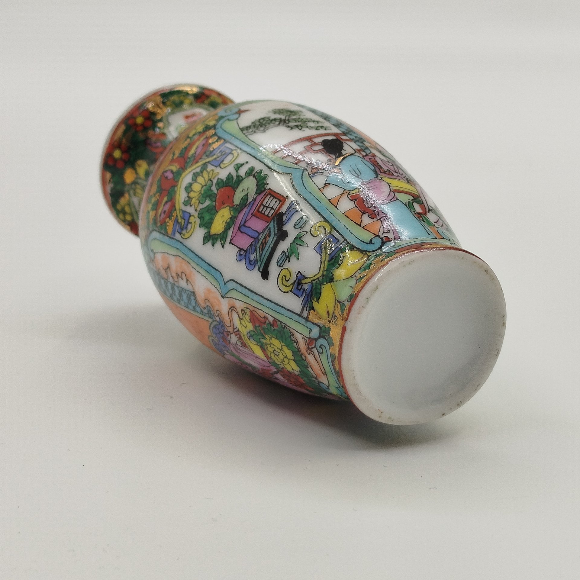 Ваза миниатюрная "Хозяйка и служанка", фарфор, полихромная роспись эмалевыми красками, золочение, Китай, 1970-1990 гг.