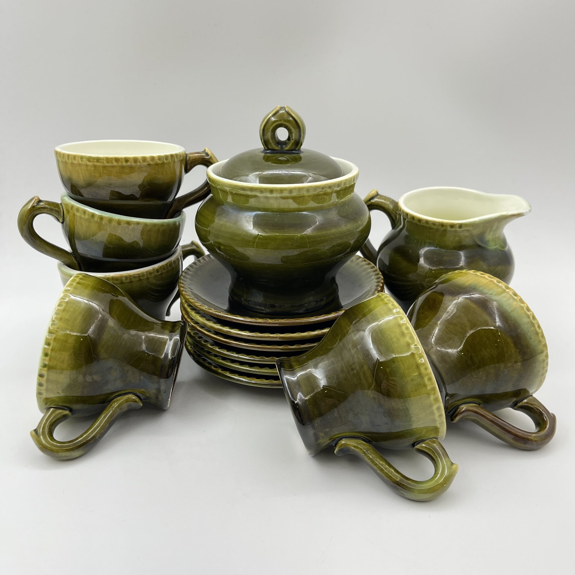 Набор для подачи чая/кофе на 6 персон (14 предметов) зеленого оттенка, фаянс, поливы, Конаковский фаянсовый завод им. М.И. Калинина (ЗиК Конаково), СССР, 1962-1974 гг.