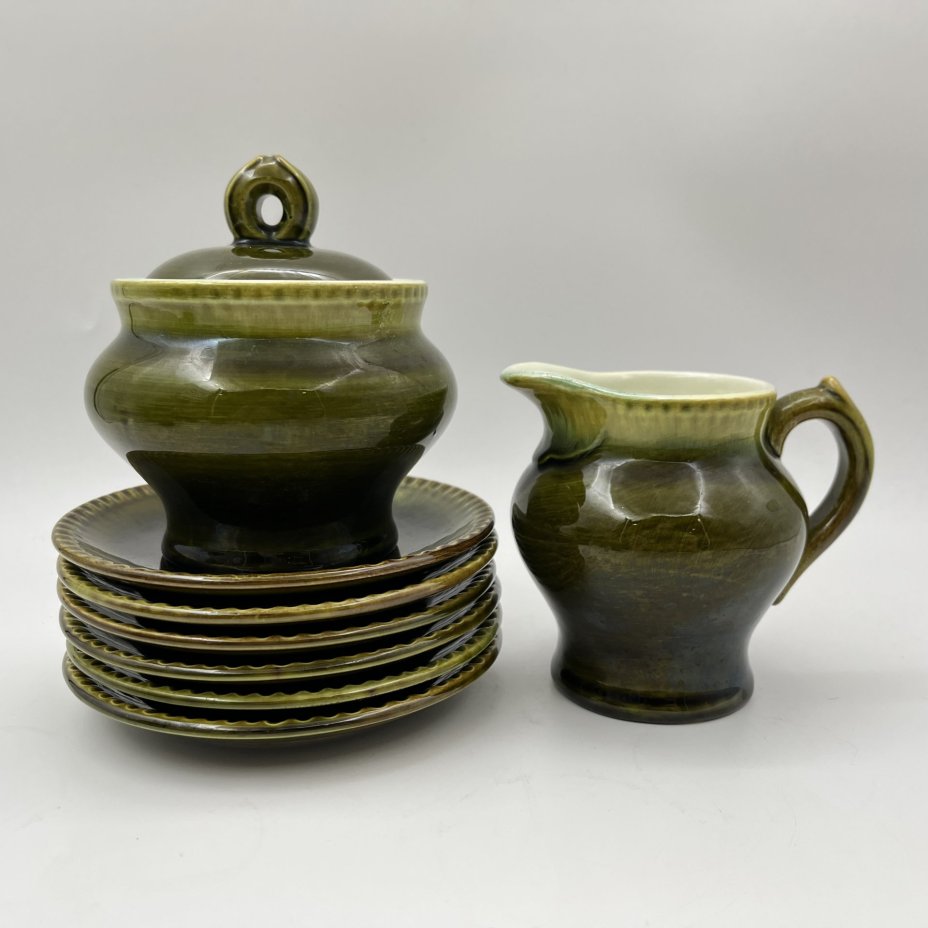 Набор для подачи чая/кофе на 6 персон (14 предметов) зеленого оттенка, фаянс, поливы, Конаковский фаянсовый завод им. М.И. Калинина (ЗиК Конаково), СССР, 1962-1974 гг.