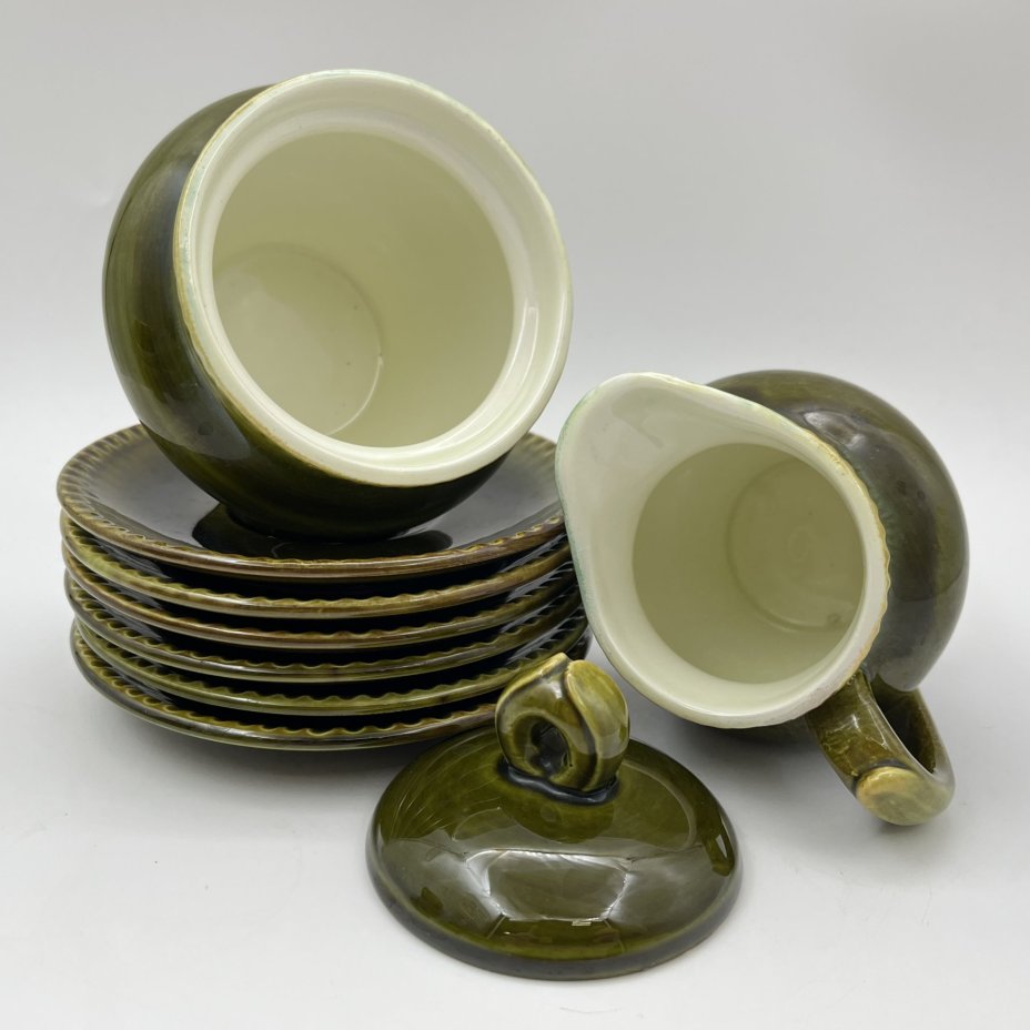 Набор для подачи чая/кофе на 6 персон (14 предметов) зеленого оттенка, фаянс, поливы, Конаковский фаянсовый завод им. М.И. Калинина (ЗиК Конаково), СССР, 1962-1974 гг.
