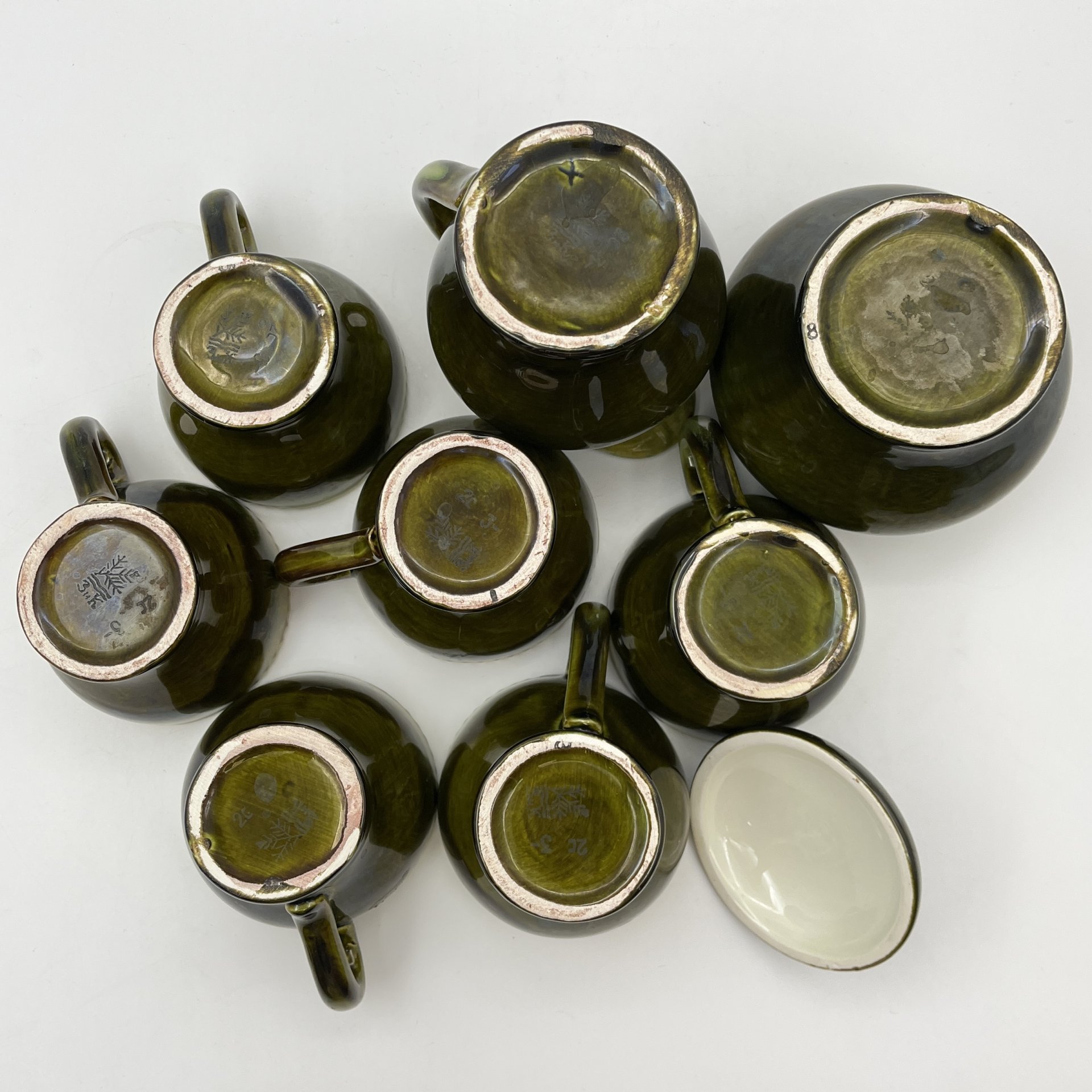 Набор для подачи чая/кофе на 6 персон (14 предметов) зеленого оттенка, фаянс, поливы, Конаковский фаянсовый завод им. М.И. Калинина (ЗиК Конаково), СССР, 1962-1974 гг.