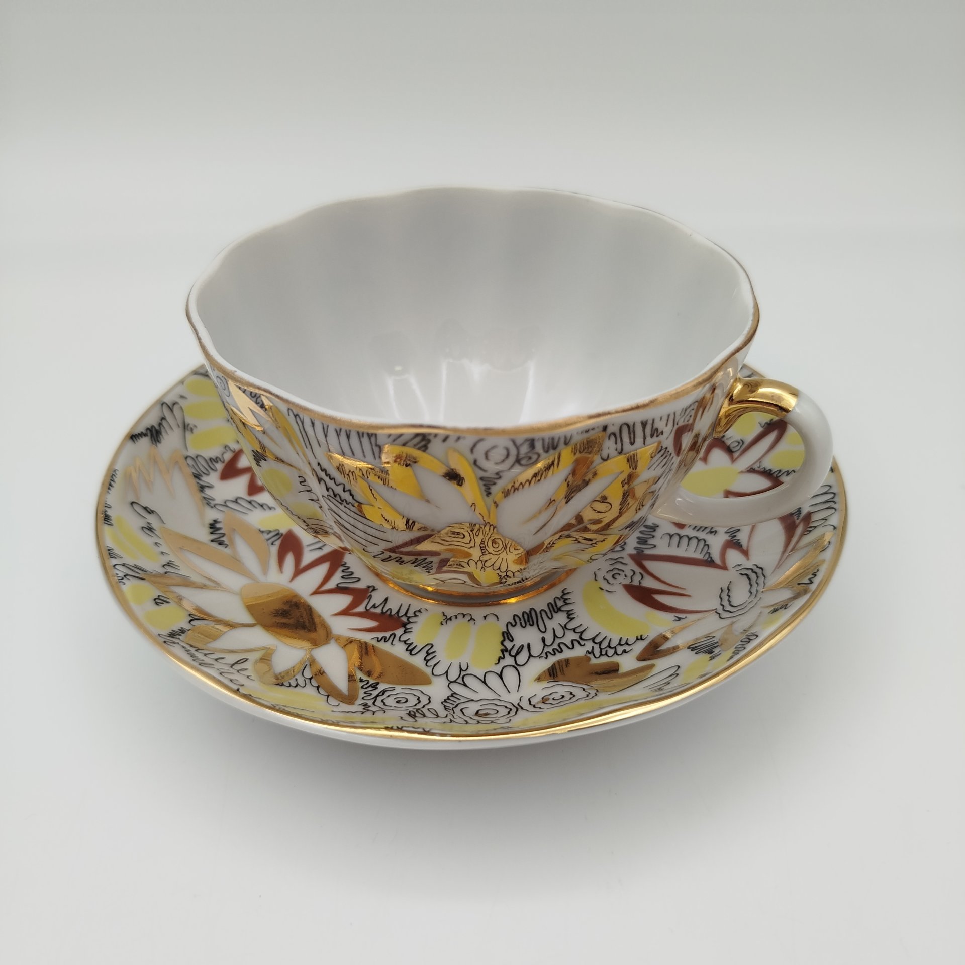 Пара чайная "Золотые ромашки", автор росписи Л.И. Григорьева, форма "Тюльпан", фарфор, деколь, золочение, Ленинградский фарфоровый завод (ЛФЗ), СССР, 1970-1986 гг.