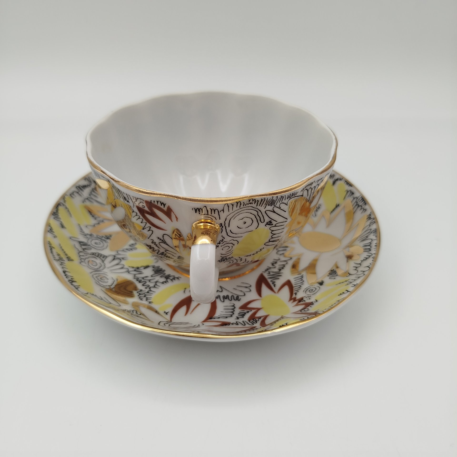 Пара чайная "Золотые ромашки", автор росписи Л.И. Григорьева, форма "Тюльпан", фарфор, деколь, золочение, Ленинградский фарфоровый завод (ЛФЗ), СССР, 1970-1986 гг.