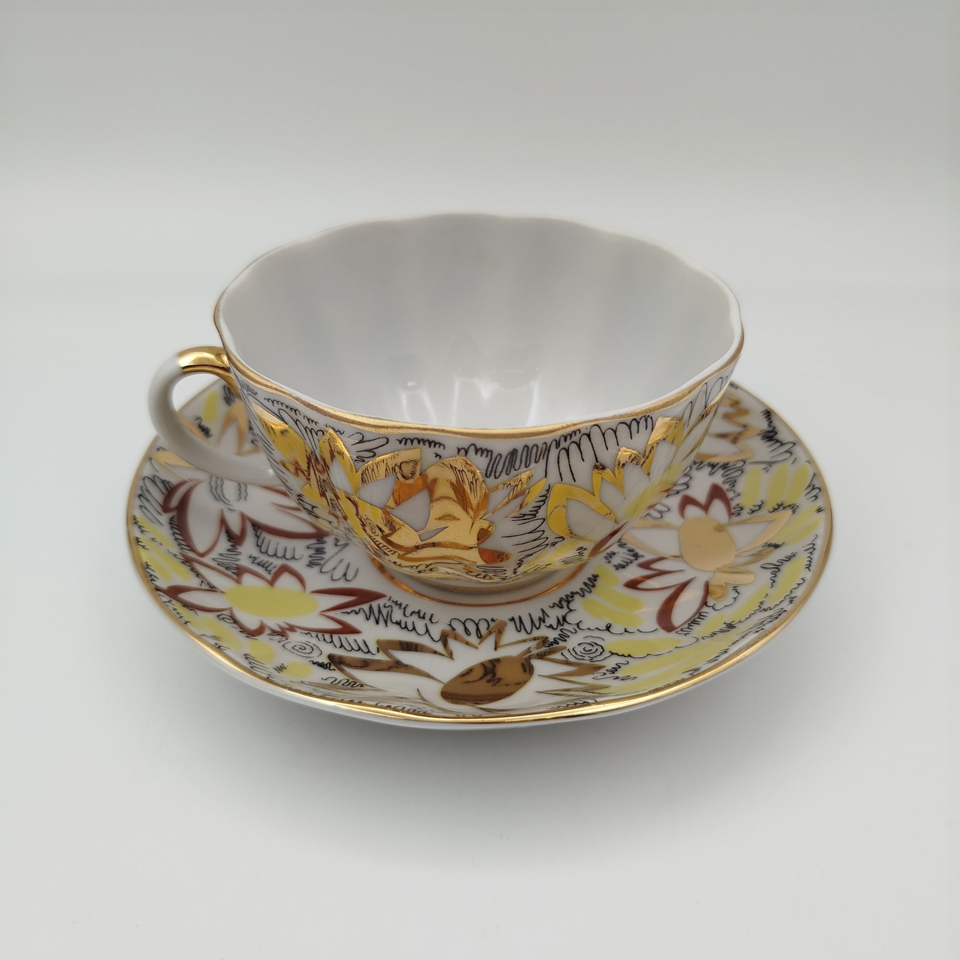 Пара чайная "Золотые ромашки", автор росписи Л.И. Григорьева, форма "Тюльпан", фарфор, деколь, золочение, Ленинградский фарфоровый завод (ЛФЗ), СССР, 1970-1986 гг.