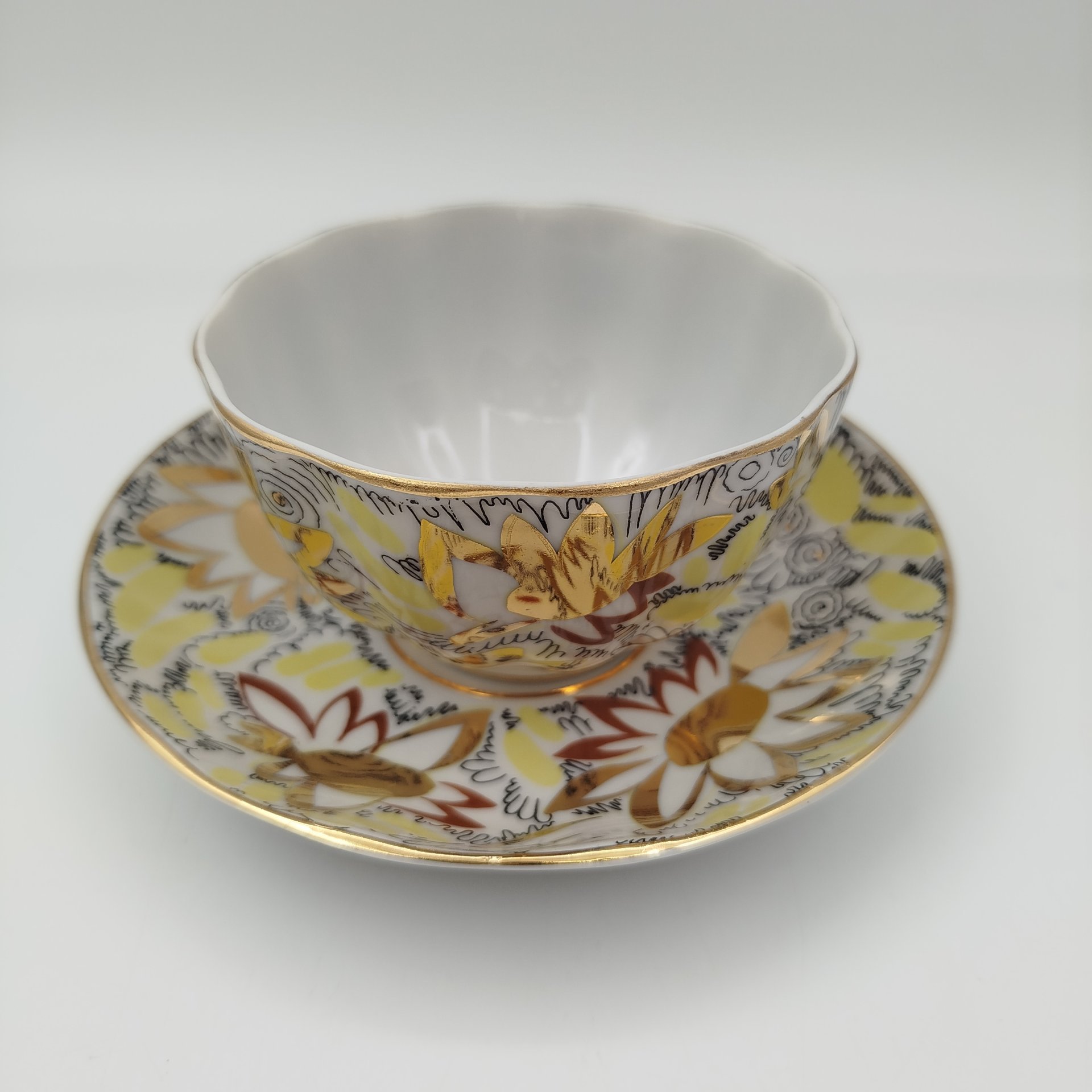 Пара чайная "Золотые ромашки", автор росписи Л.И. Григорьева, форма "Тюльпан", фарфор, деколь, золочение, Ленинградский фарфоровый завод (ЛФЗ), СССР, 1970-1986 гг.