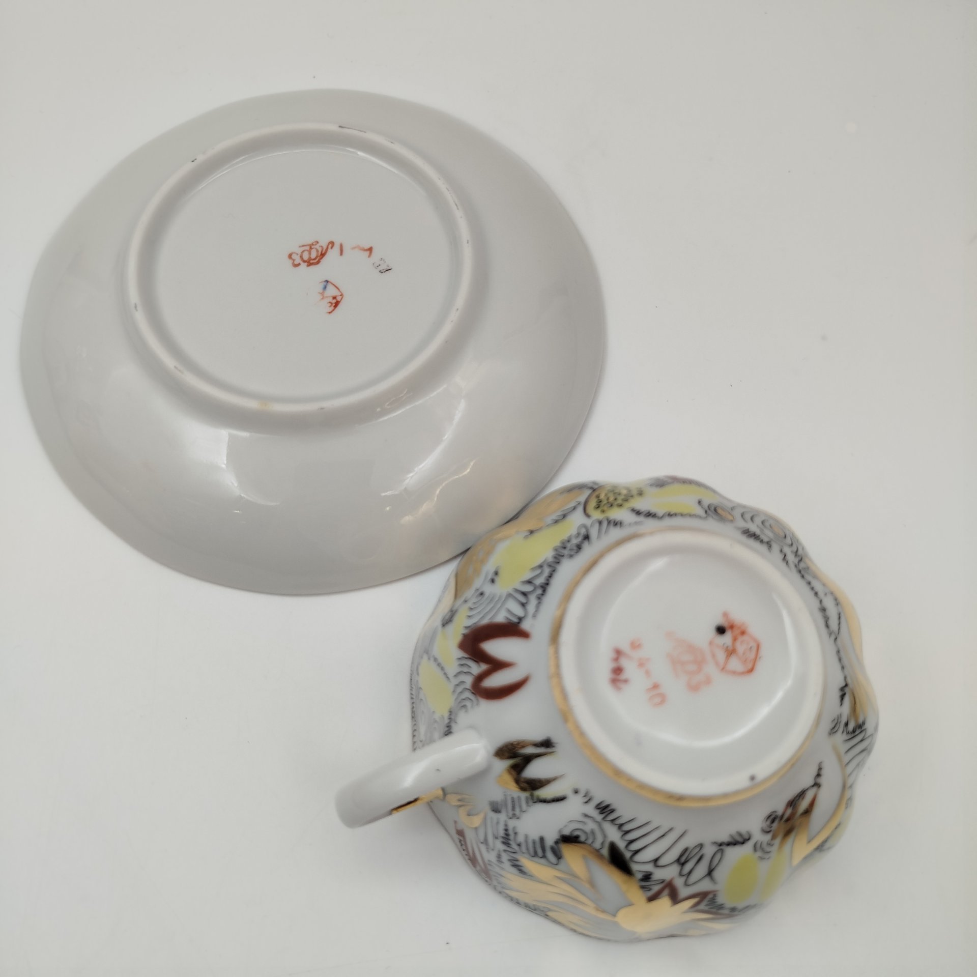 Пара чайная "Золотые ромашки", автор росписи Л.И. Григорьева, форма "Тюльпан", фарфор, деколь, золочение, Ленинградский фарфоровый завод (ЛФЗ), СССР, 1970-1986 гг.