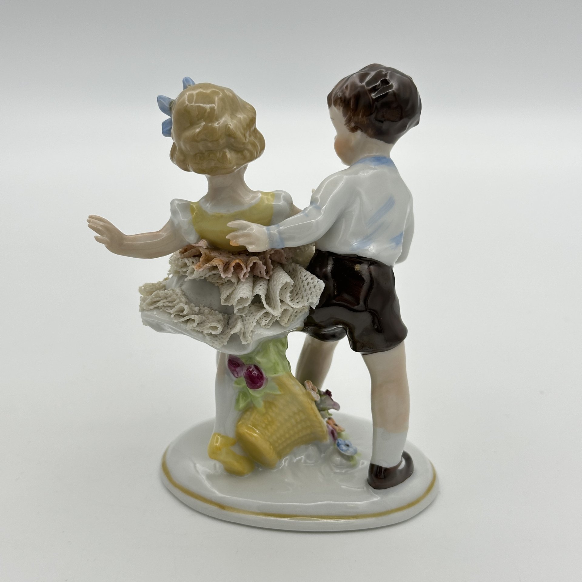 Статуэтка "Дети на лугу", фарфор, кружевной фарфор, роспись, Unterweissbach Werkstätten (Унтервайсбах), Германия, 1940-1948 гг.